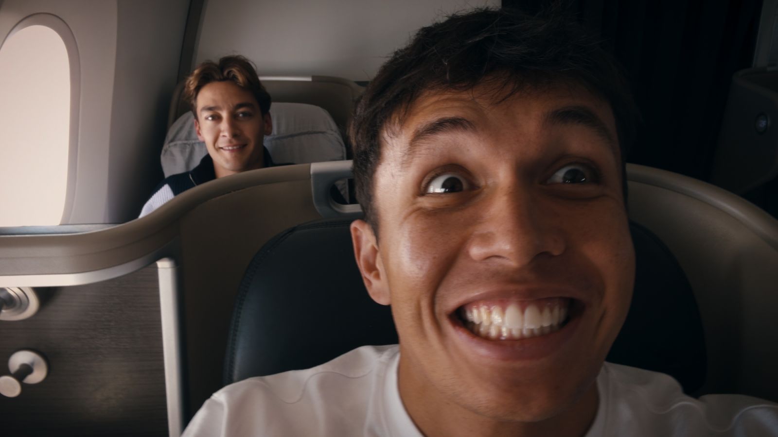 George Russell 和 Alex Albon(Photo:Netflix《Formula 1:飆速求生》劇照)