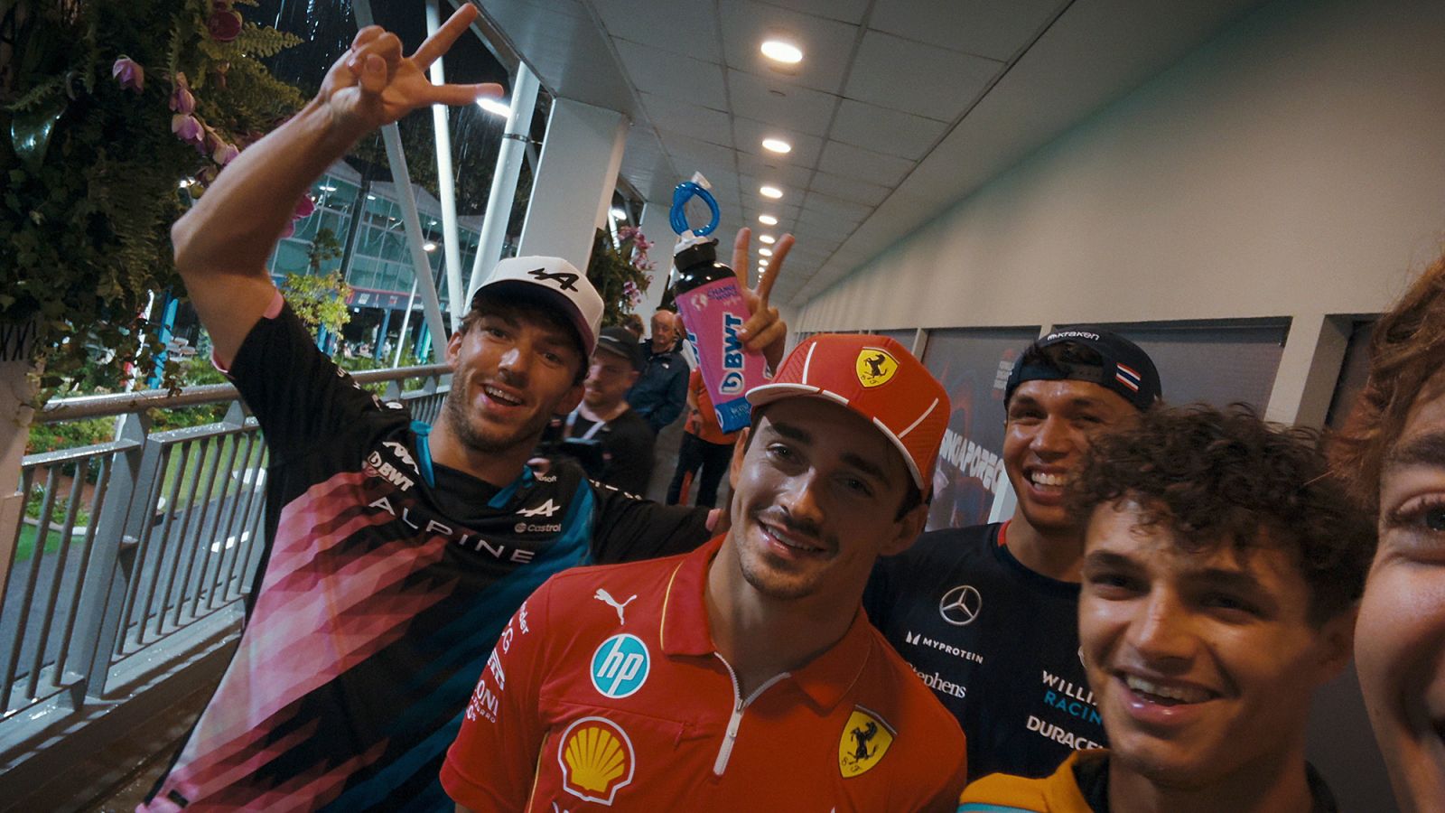 Pierre Gasly 和 Charles Leclerc 和 Alex Albon 和 Lando Norris 和George Russell 合照。(Photo:Netflix《Formula 1:飆速求生》劇照)