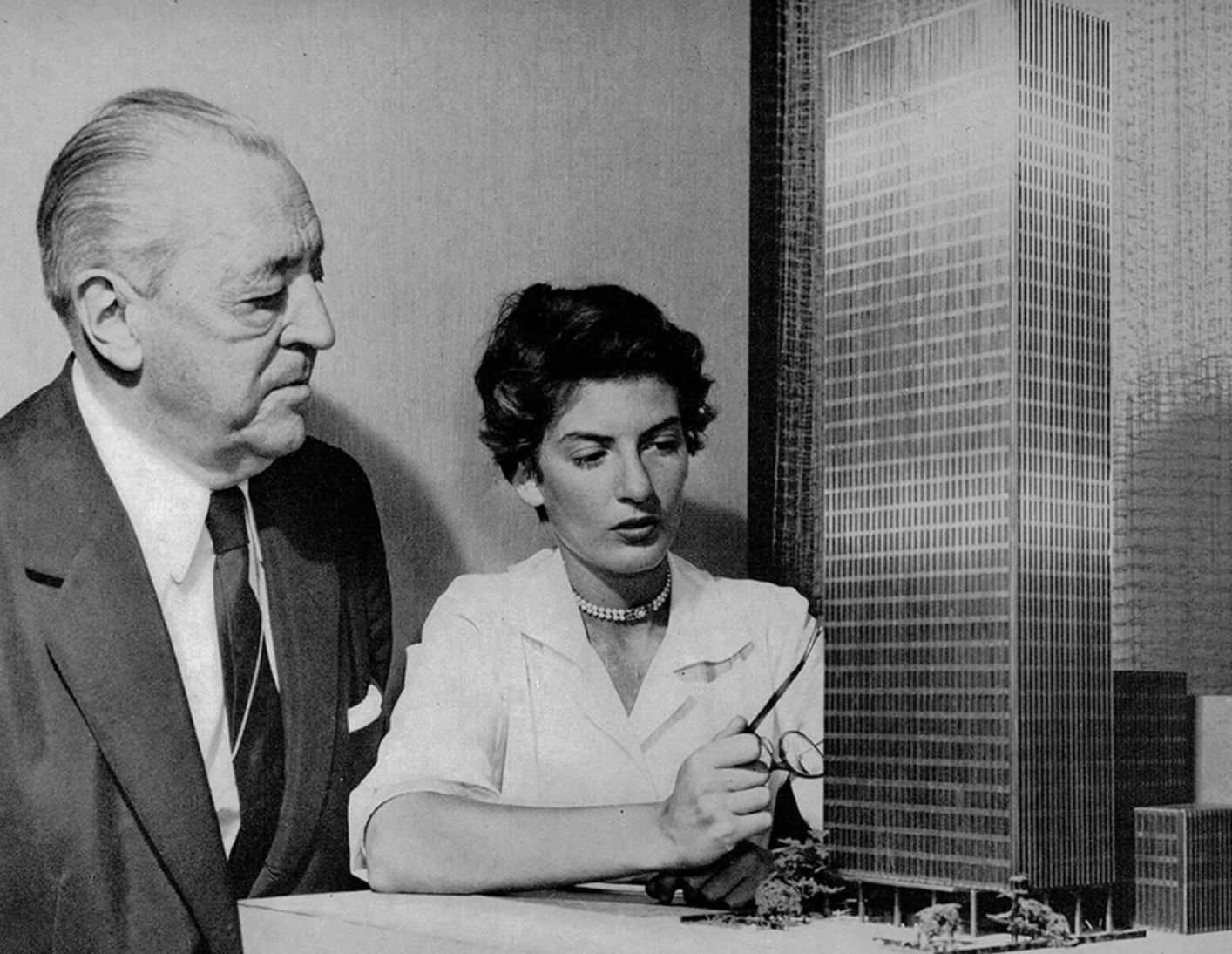 Mies van der Rohe and Phyllis Lambert before a model of the Seagram Building (Photo: Instagram/@paulrudolphins)