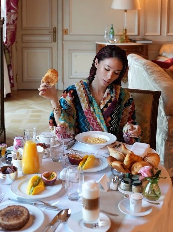 In between shows, Heart Evangelista enjoys a continental breakfast at her hotel, Le Meurice (Photo: Instagram/@iamhearte)