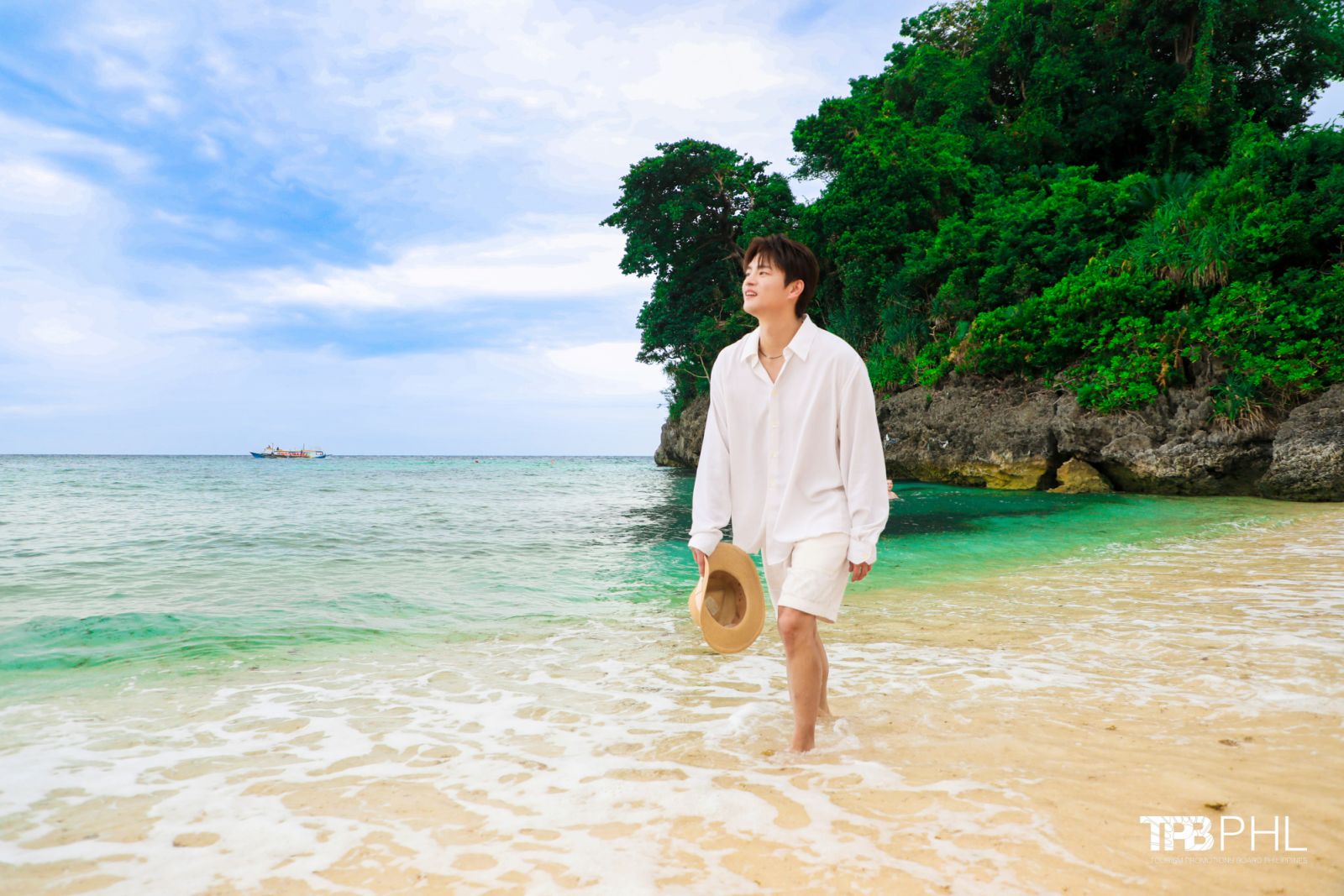 Seo In-Guk strolls along shores of Boracay (Photo Courtesy of the Tourism Promotions Board Philippines)