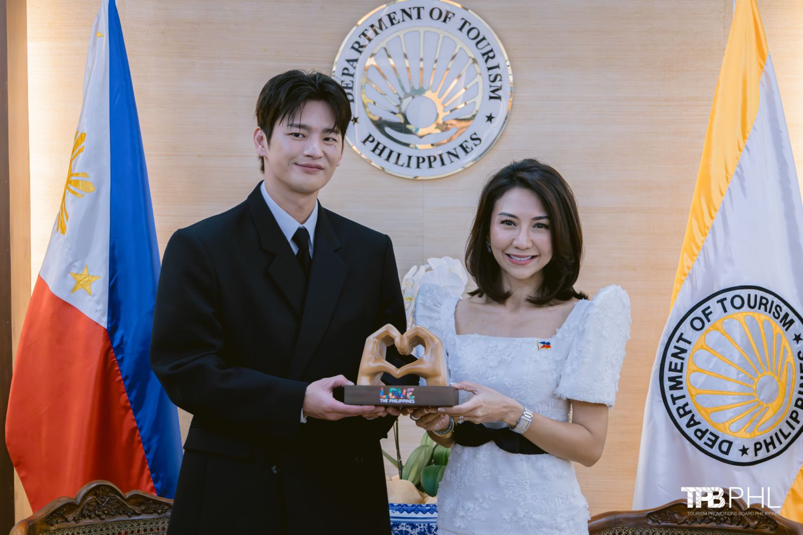 Seo In-Guk receives Love the Philippines token from Tourism Secretary (Photo: Courtesy of the Tourism Promotions Board Philippines)