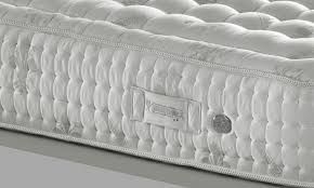 A detailed side view of a Magniflex luxury mattress revealing its meticulous side-stitching and premium damask cover in crisp white (Photo: Magniflex)