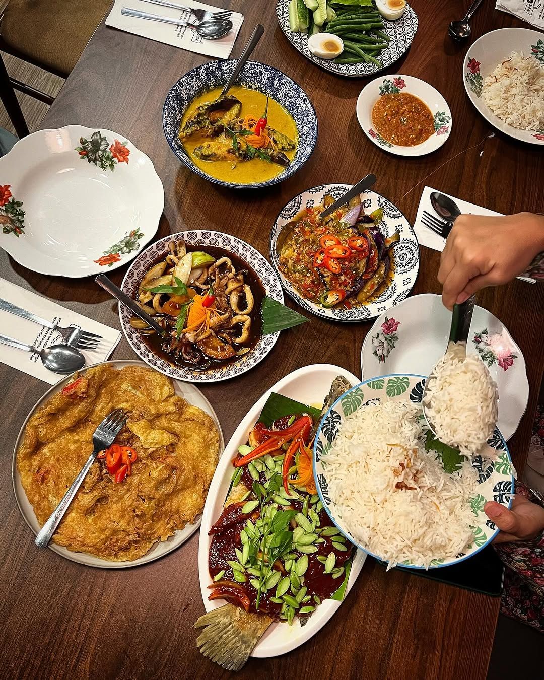A spread of Malay favourites at White & Black Kampong Heritage (Photo: Instagram / @white_blackkampong)