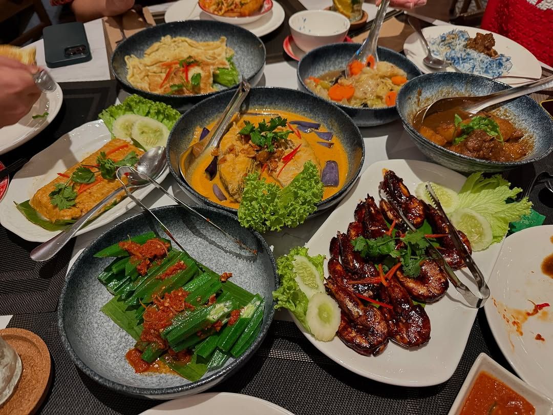 A vibrant array of Nyonya dishes at The Peranakan (Photo: Instagram / @willeatsasia)