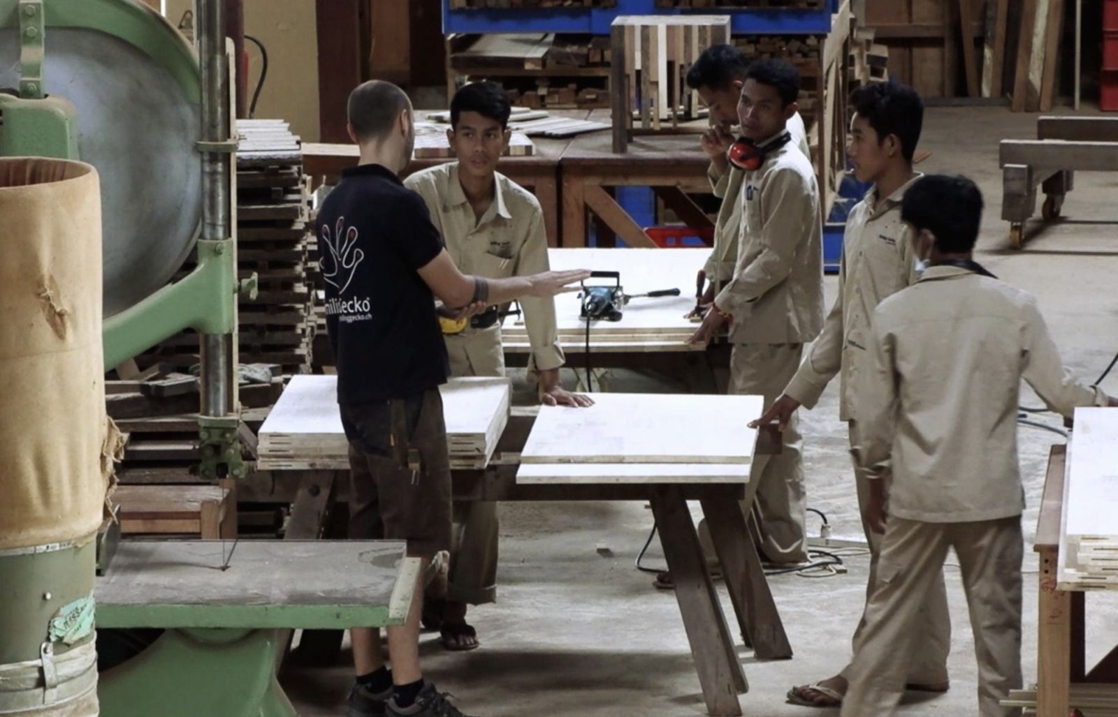 A woodcrafting workshop held at the Smiling Gecko Campus in Sameakki Mean Chey District of Cambodia (Photo: Smiling Gecko Website)
