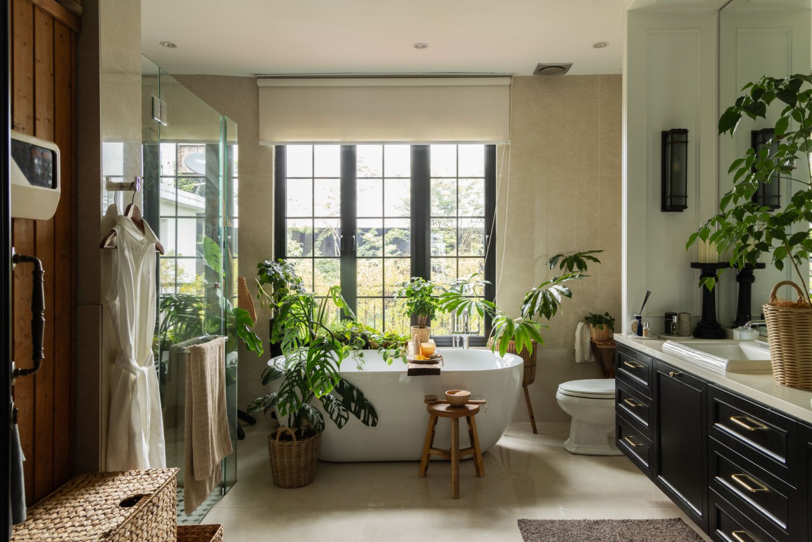 Bespoke cabinetry and high-quality finishes that maintain the residence’s timeless design philosophy