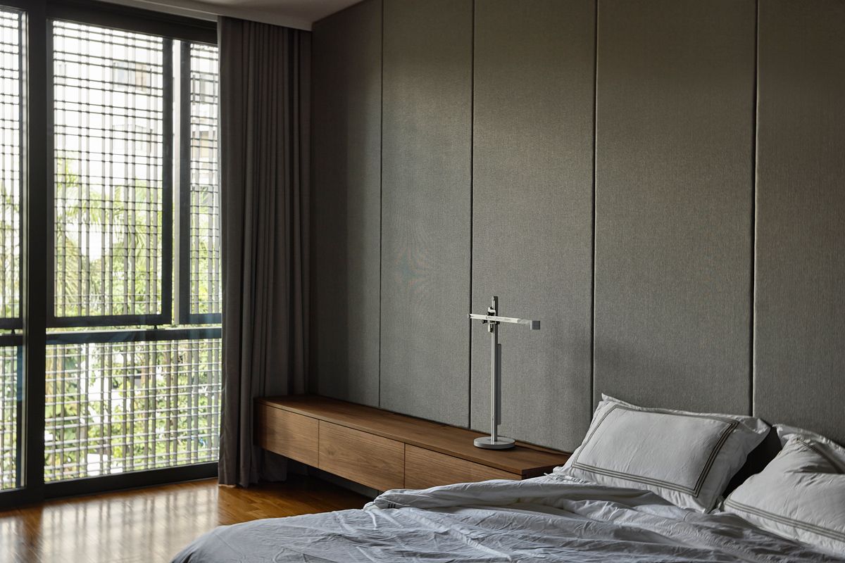 Thanks to the screen, the east-west orientation of the home poses no threat of overheating in the bedroom