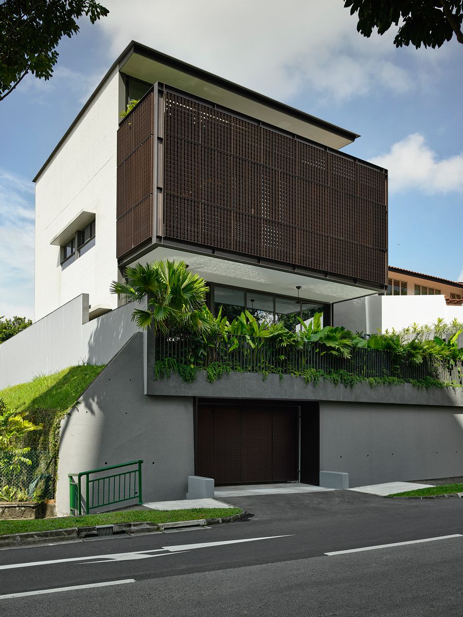 The side elevation of the detached house showcases its basement entrance
