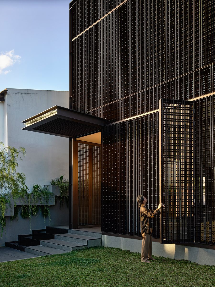 The screen that wraps around the detached house comprises operable panels
