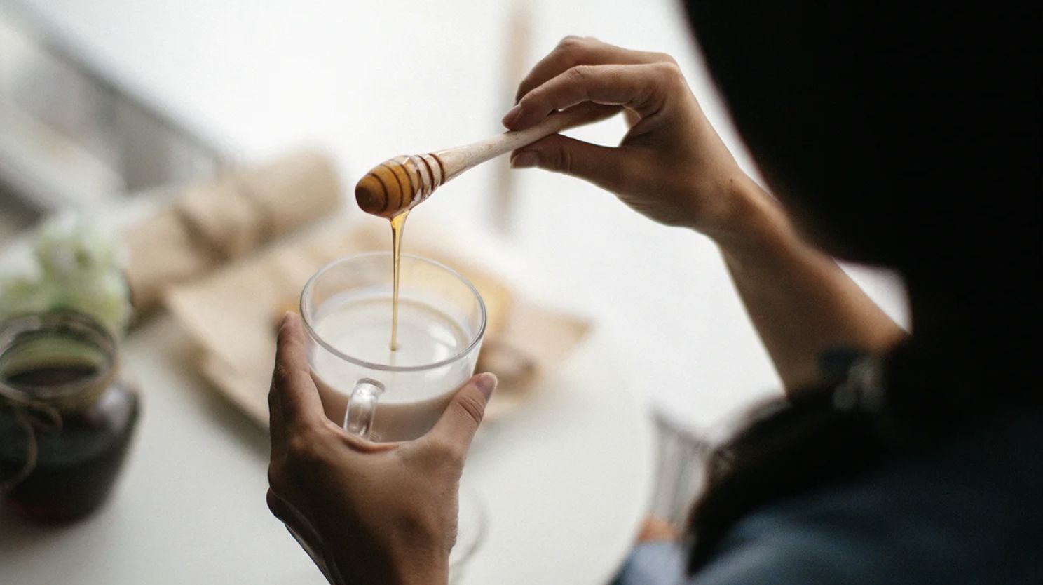 Warm milk and honey (Image: healthline.com)