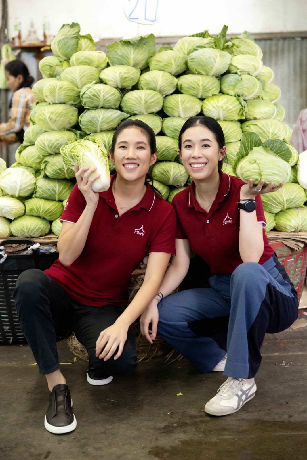 น้ำ ปณาลี และ ทราย ไอริณ ภัทรประสิทธิ์ ทายาทรุ่นที่สาม ‘ตลาดสี่มุมเมือง’ (ภาพ: Worapon Teerawatvijit)