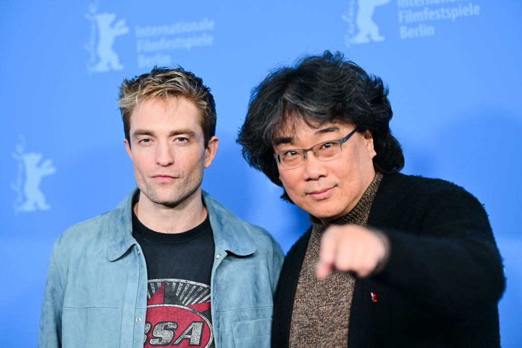 Robert Pattinson and Bong Joon Ho at the photocall for the film "Mickey 17" during the Berlinale (Photo: Getty Images)
