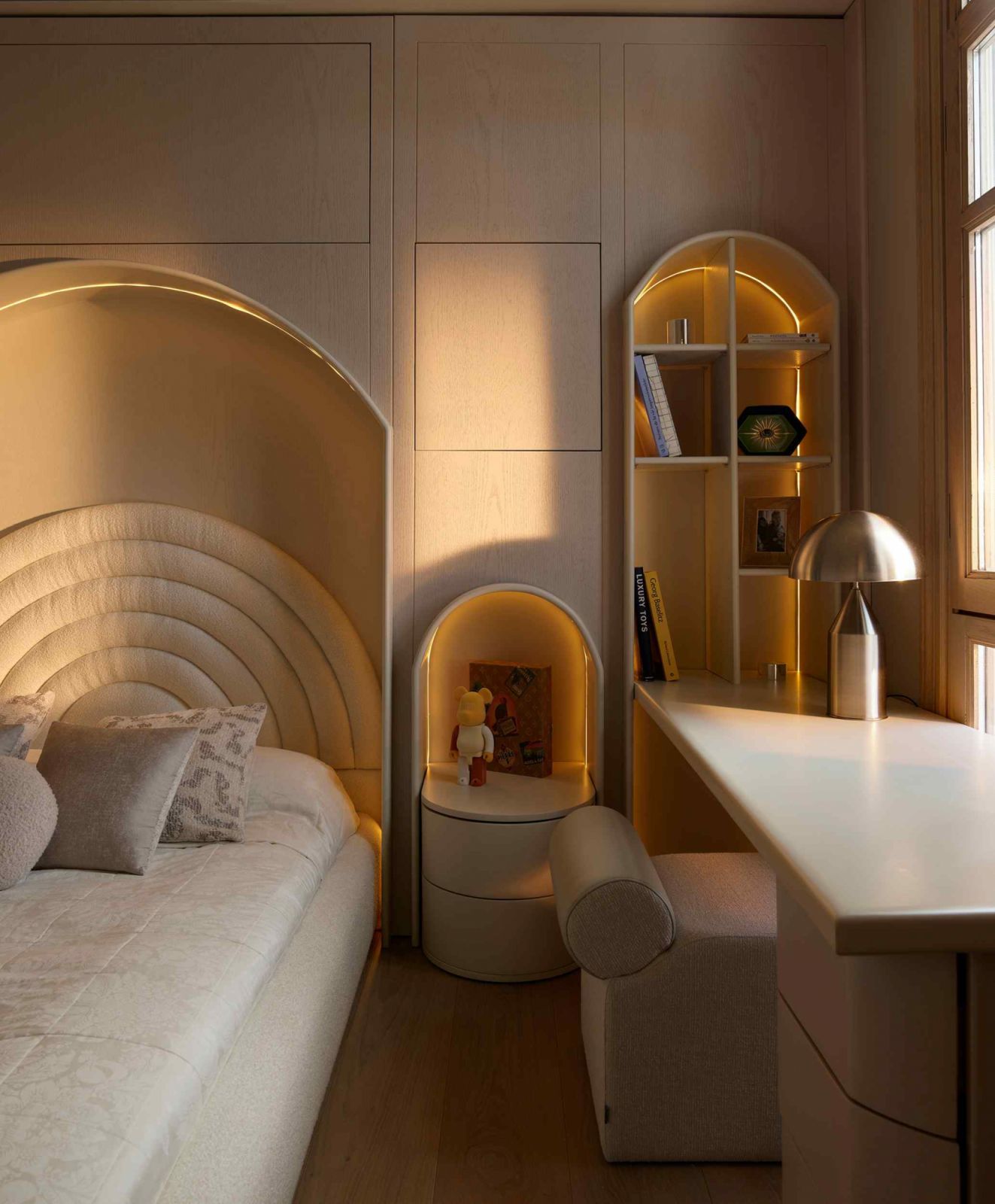 Curved furnishings and niches in a children’s bedroom by escapefromsofa (Photo: Ibrahim Ozbunar, 645 Studio)