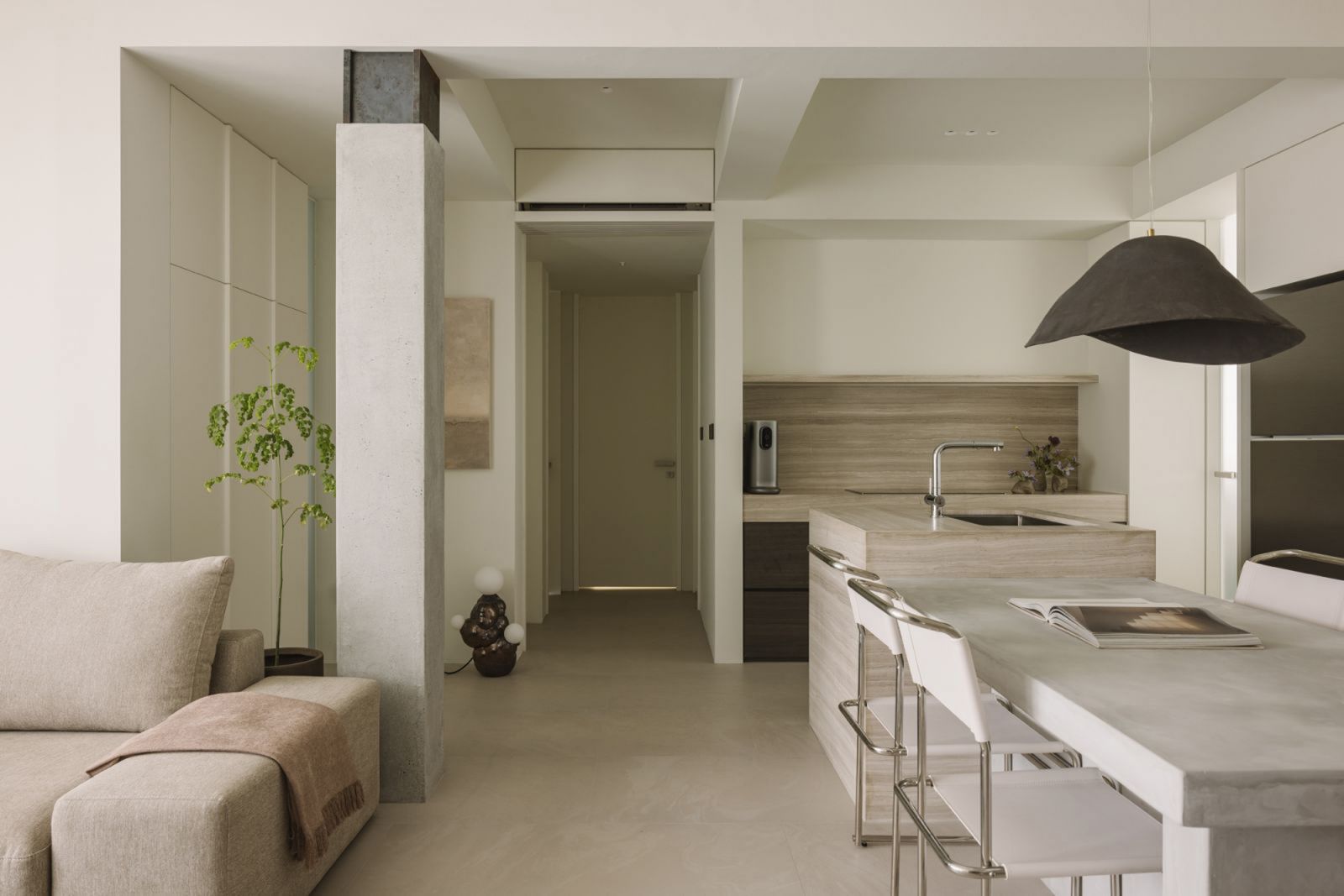 De Royale’s beautifully finished living and dining space
