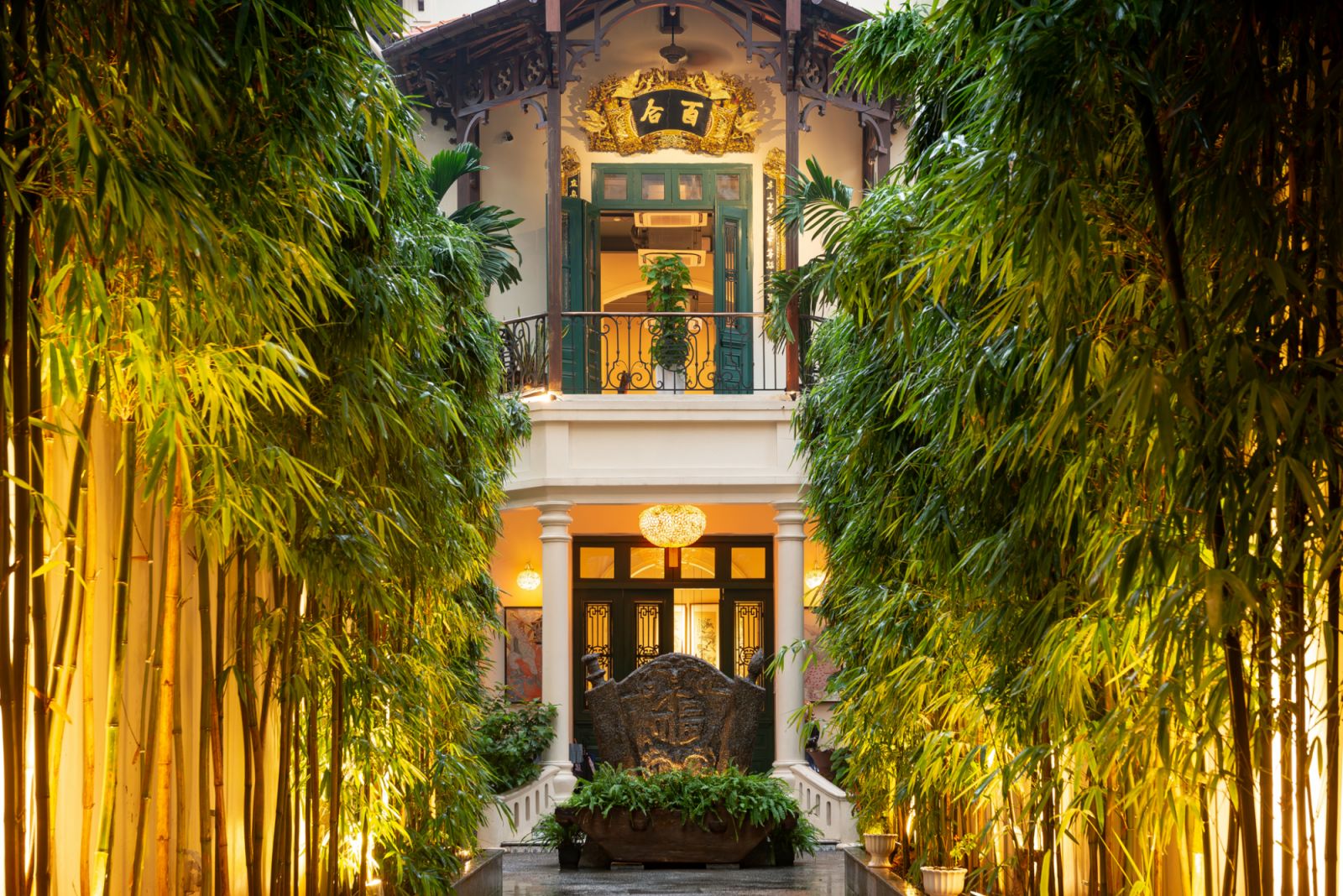 The gorgeous entrance to Cha Ca Thang Long (Photo: Cha Ca Thang Long official website)