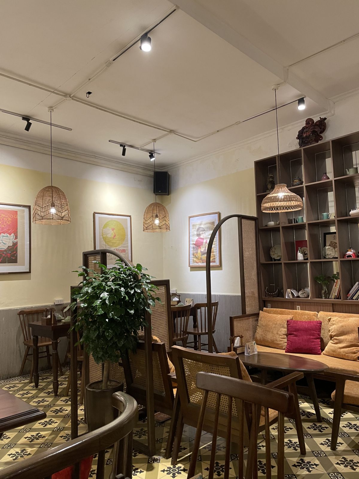 Senté’s interiors is a mix of modern and traditional. (Photo: Maggie Adan)