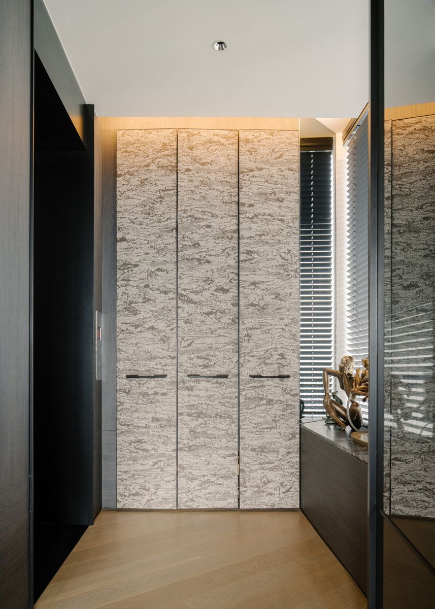 Tan replaced the original door leading from the private lift lobby into the living area with tinted patterned glass doors
