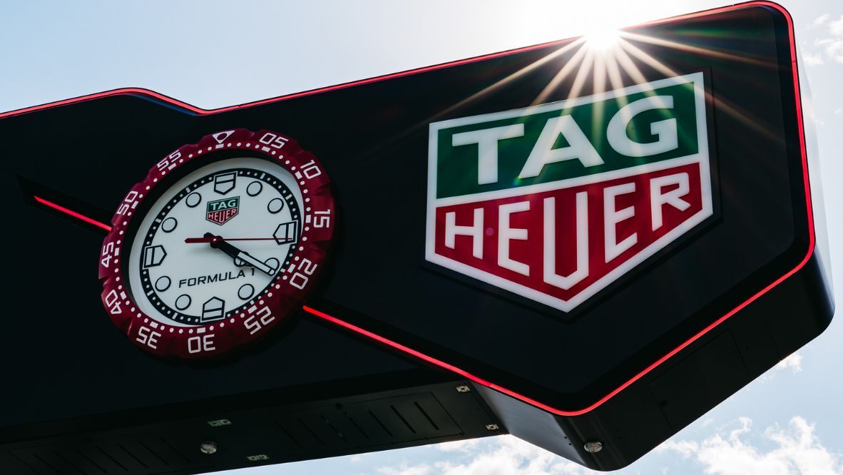Making its debut at the Formula 1 Australian GP, the design of the pitlane clock is inspired by a 1986 Tag Heuer Formula 1 collection