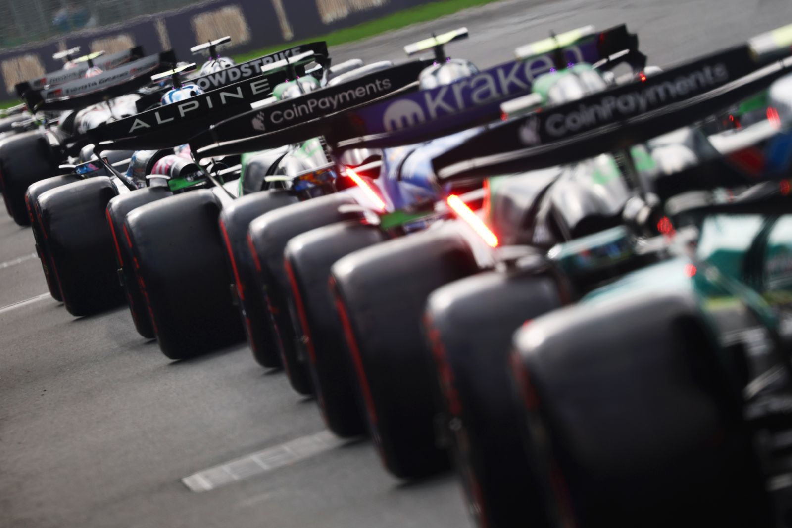 Queue to leave the pits during qualifying ahead of the F1 Grand Prix of Australia.（Photo：Getty Images）