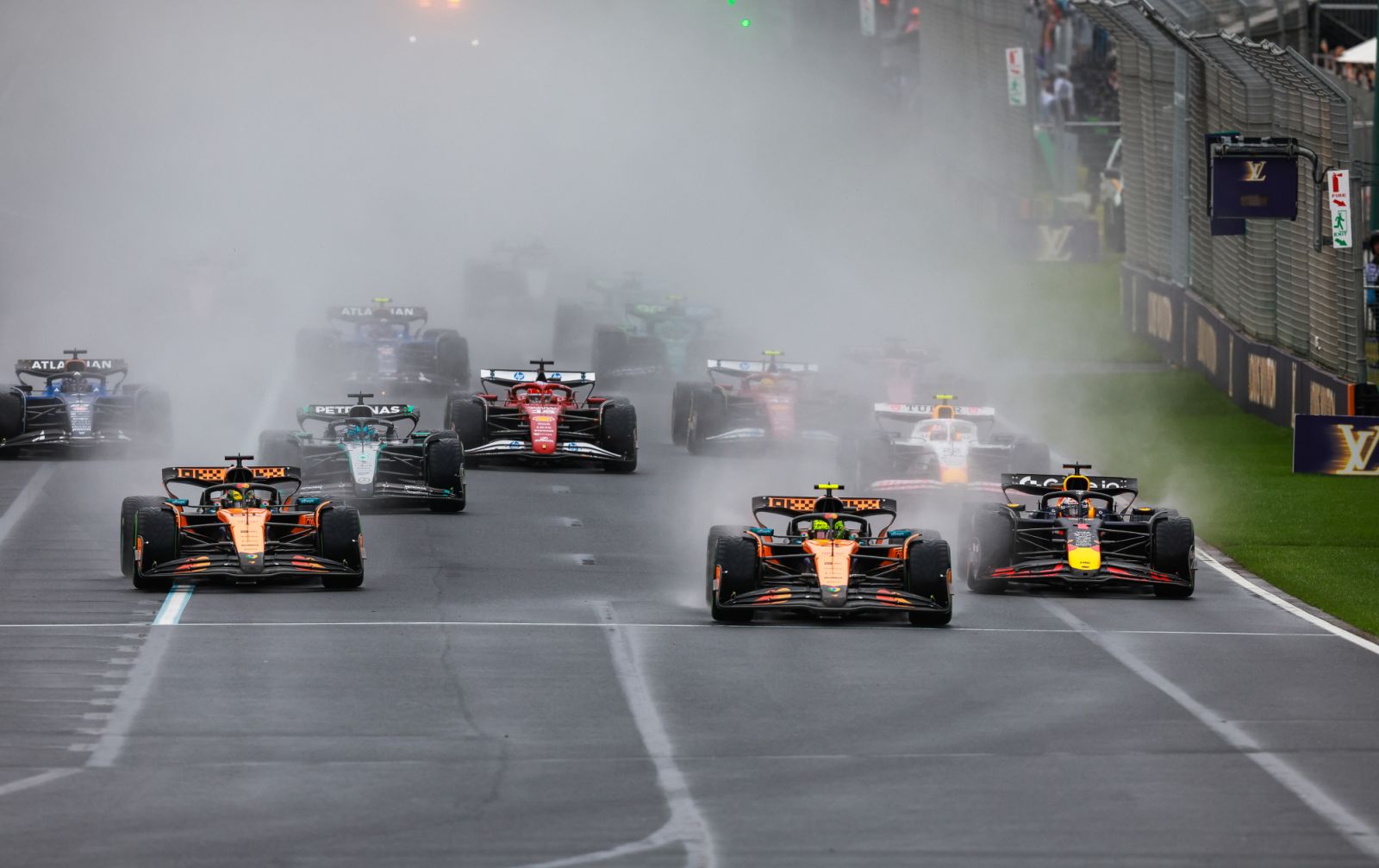Lando Norris of Great Britain and McLaren leads the race following the restart during the F1 Grand Prix of Australia.（Photo：Getty Images）