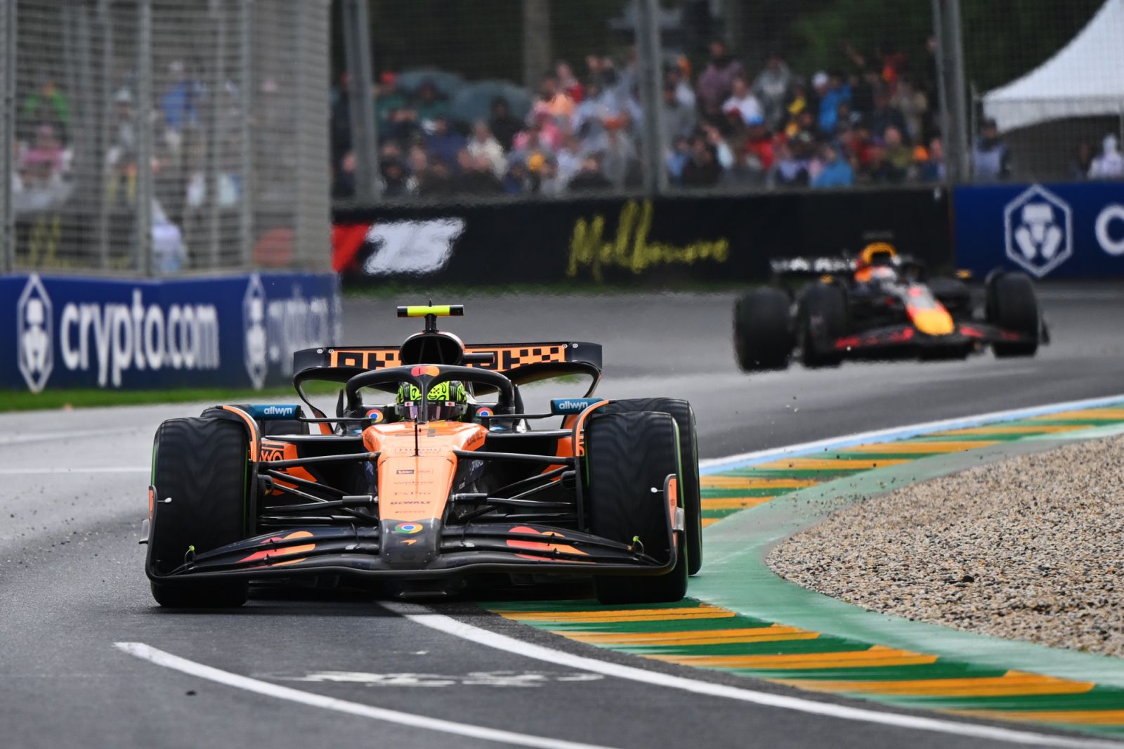 Lando Norris of Great Britain driving the (4) McLaren MCL39 Mercedes leads Max Verstappen of the Netherlands driving the (1) Oracle Red Bull Racing RB21 on track during the F1 Grand Prix of Australia.（Photo：Getty Images）