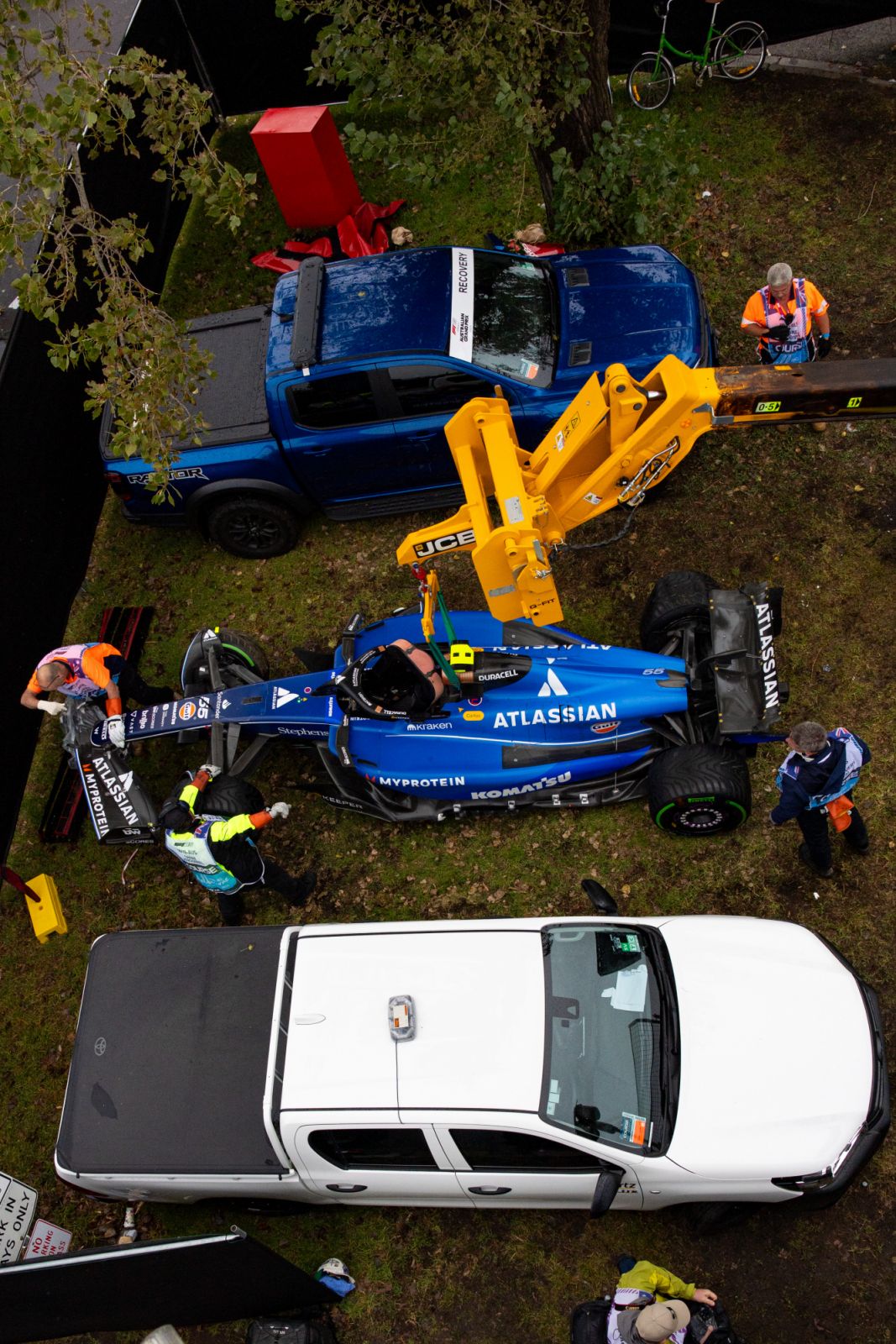 The #6 VCARB 02 of Isack Hadjar is removed from track during the F1 Grand Prix of Australia.（Photo：Getty Images）