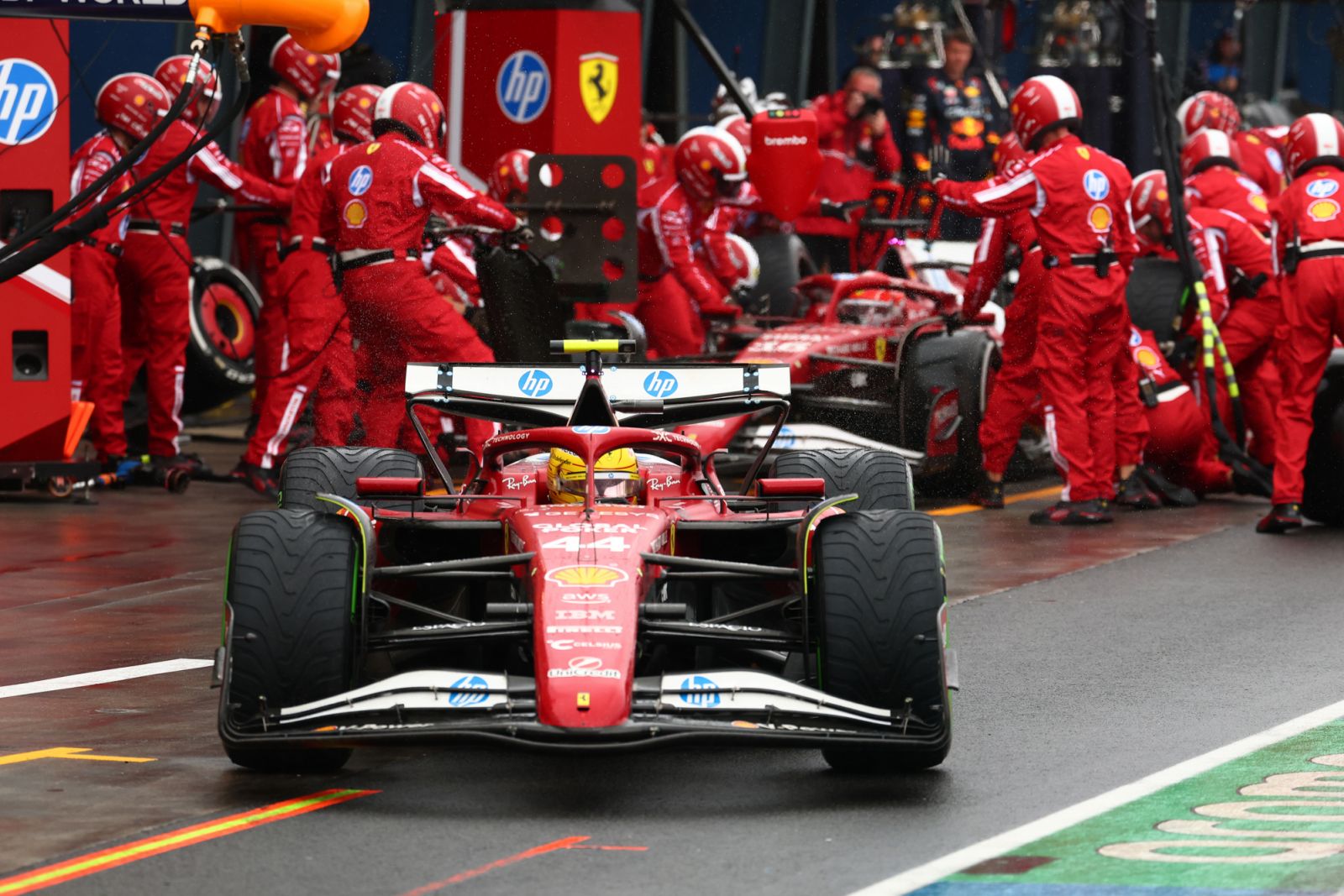 Lewis Hamilton of Great Britain driving the (44) Scuderia Ferrari SF-25 in the Pitlane as Charles Leclerc of Monaco driving the (16) Scuderia Ferrari SF-25 makes a pitstop during the F1 Grand Prix of Australia.（Photo：Getty Images）