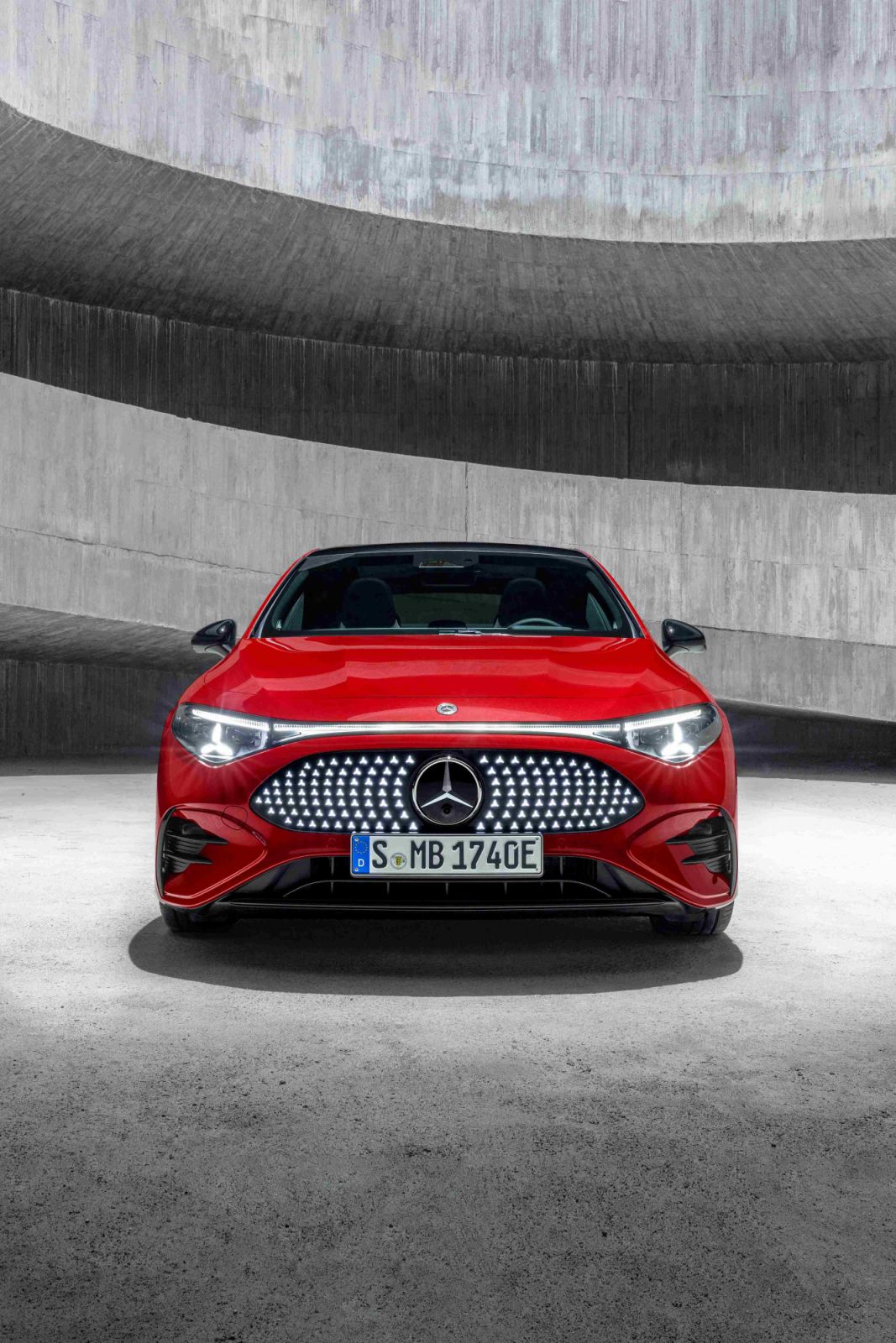 車頭搭載耀眼的 Mercedes-Benz 星標格柵與 LED 星形頭燈設計(Photo:Mercedes-Benz)