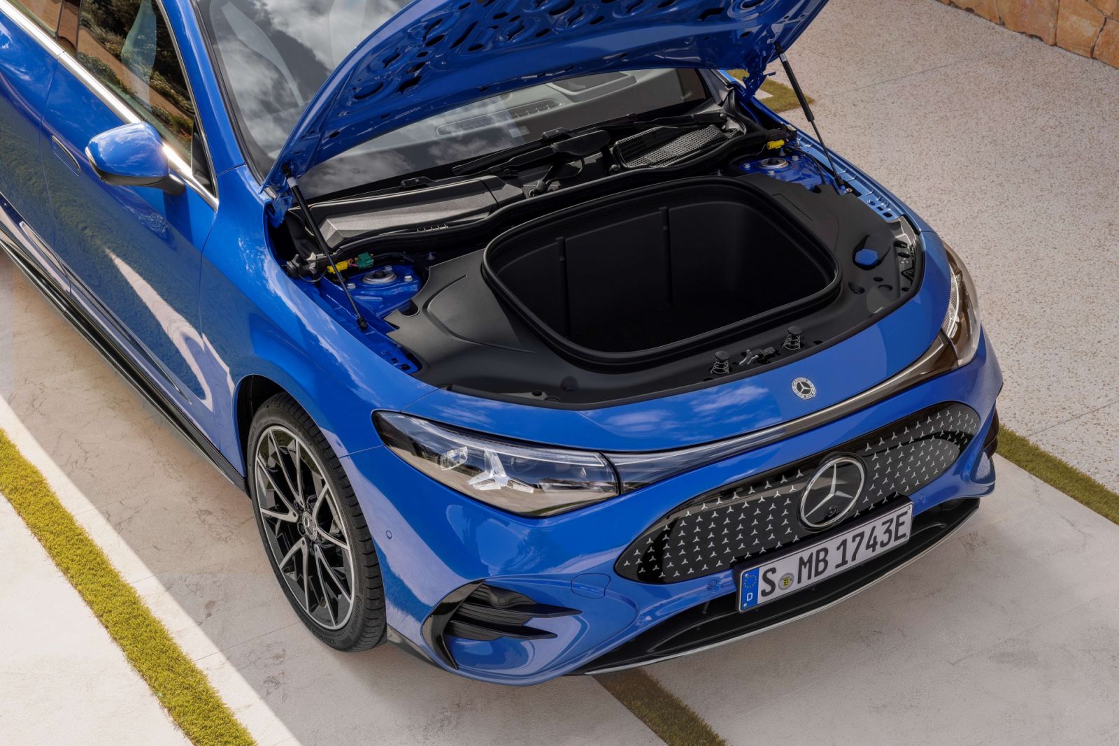 首款配備前行李箱(frunk)的當代 Mercedes-Benz 車款(Photo:Mercedes-Benz)