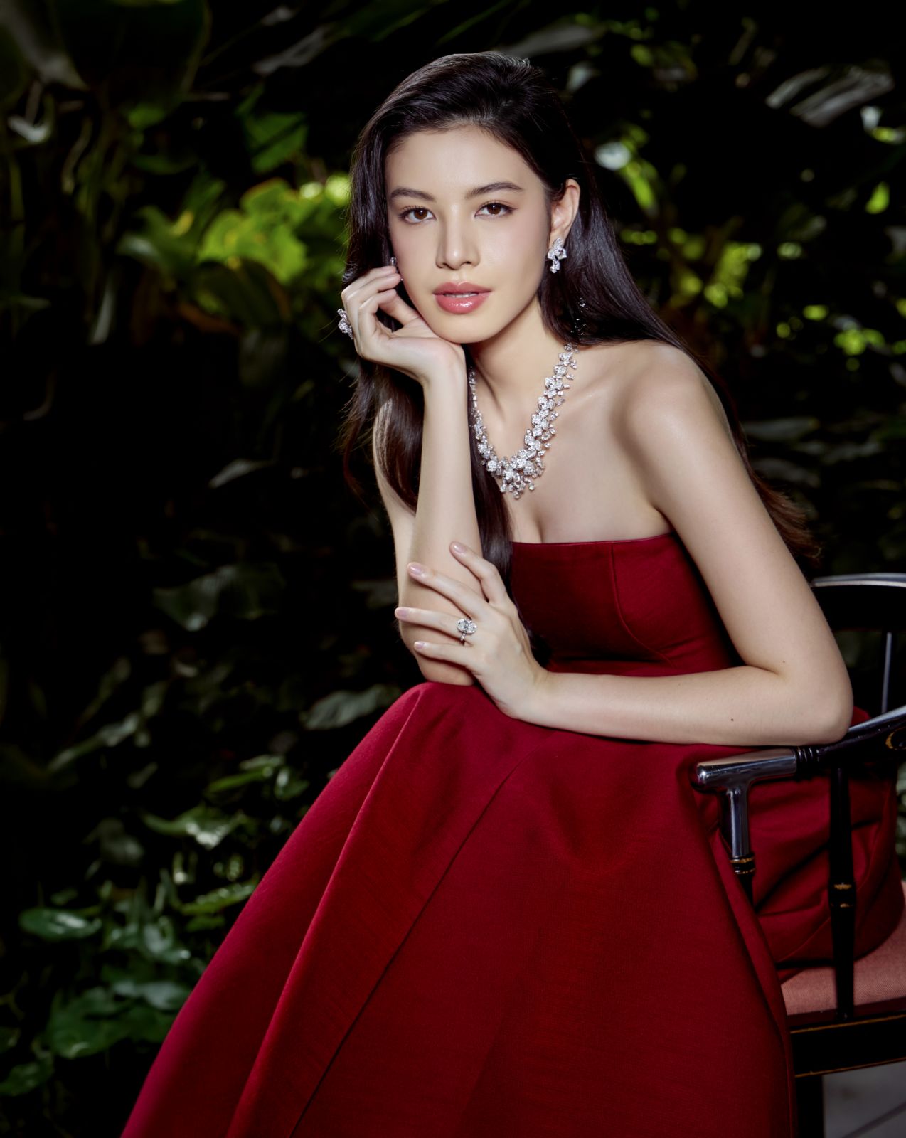 แคท ซอนญ่า สิงหะ ในเครื่องแต่งกาย Poem; สร้อย ต่างหู และแหวนจากคอลเล็กชั่นเครื่องประดับชั้นสูง ‘Amour Éternal’ จาก Sirivannavari x Beauty Gems (ภาพ: Termsit Siriphanich, สถานที่ Sindhorn Kempinski Hotel Bangkok)
