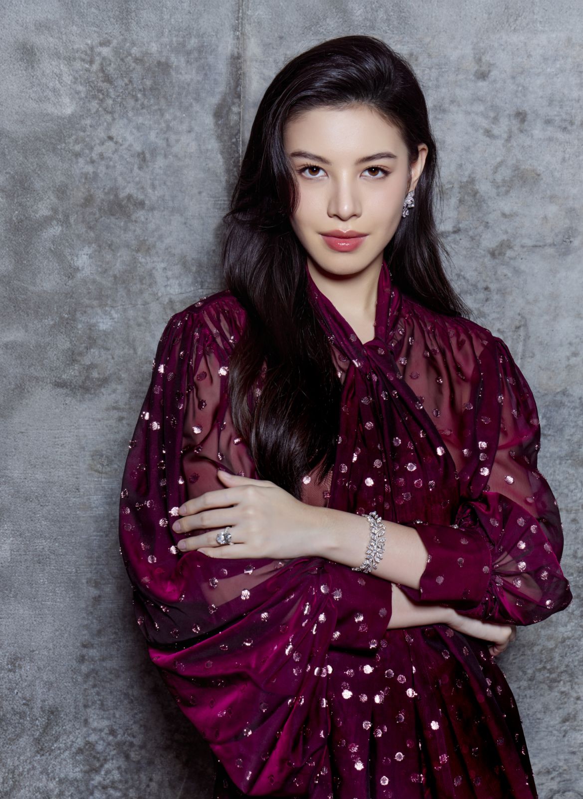 แคท ซอนญ่า สิงหะ ในเครื่องแต่งกาย Sirivannavari; สร้อย ต่างหู และแหวนจากคอลเล็กชั่นเครื่องประดับชั้นสูง ‘Amour Éternal’ จาก Sirivannavari x Beauty Gems (ภาพ: Termsit Siriphanich, สถานที่ Sindhorn Kempinski Hotel Bangkok)