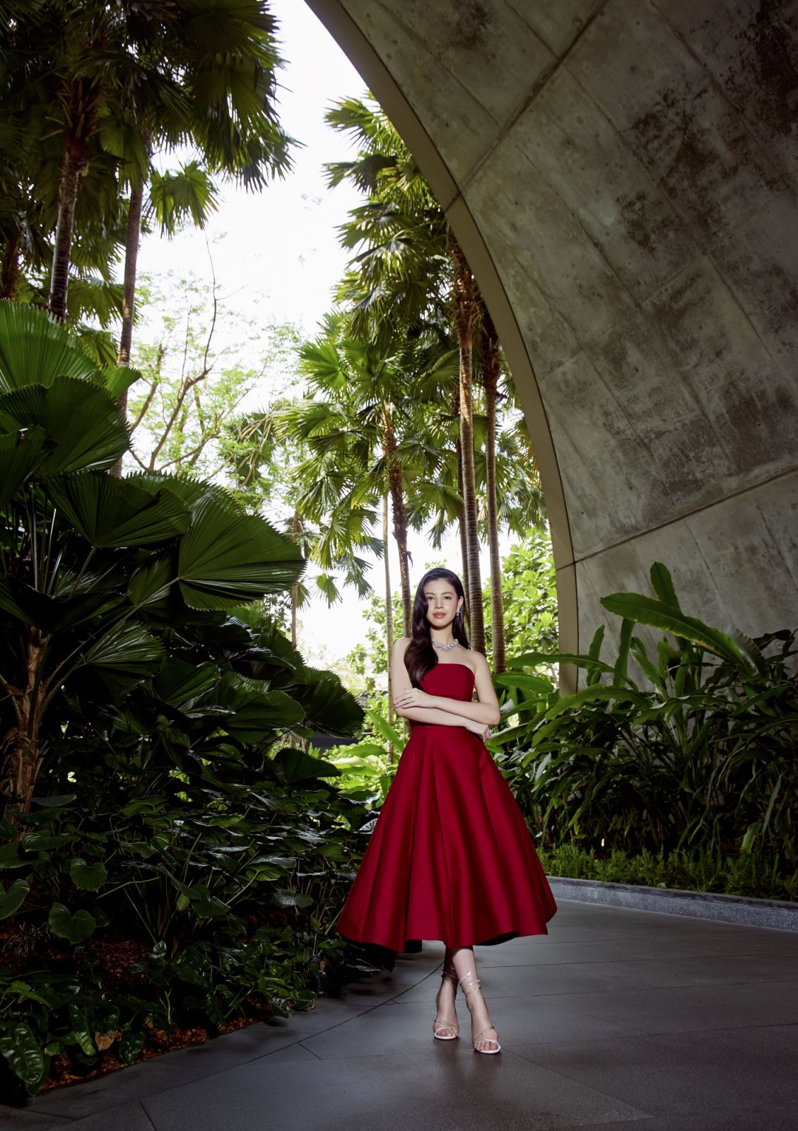 แคท ซอนญ่า สิงหะ ในเครื่องแต่งกาย Poem; สร้อย ต่างหู และแหวนจากคอลเล็กชั่นเครื่องประดับชั้นสูง ‘Amour Éternal’ จาก Sirivannavari x Beauty Gems (ภาพ: Termsit Siriphanich, สถานที่ Sindhorn Kempinski Hotel Bangkok)