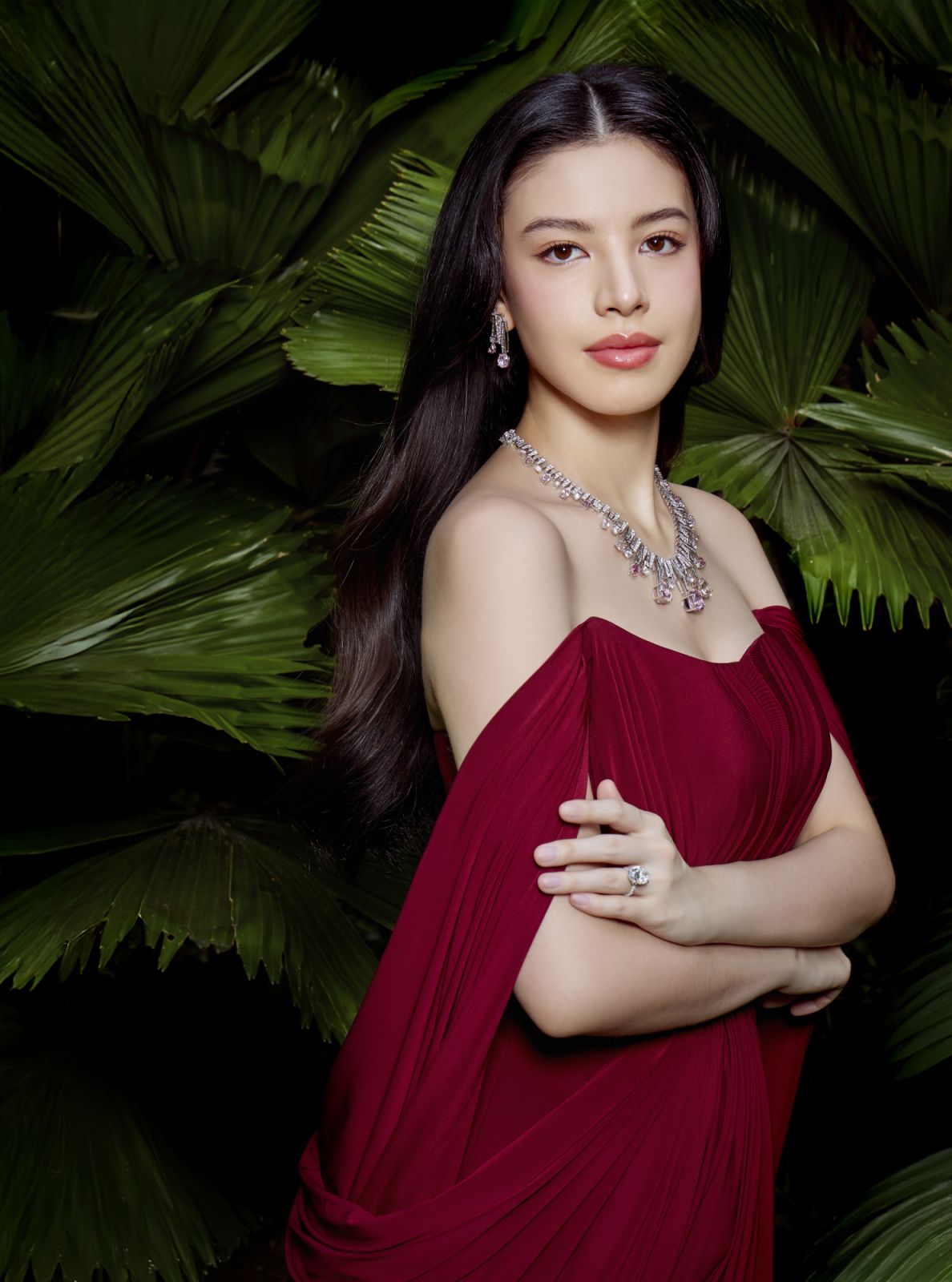 แคท ซอนญ่า สิงหะ ในเครื่องแต่งกาย Poem; สร้อย ต่างหู และแหวนจากคอลเล็กชั่นเครื่องประดับชั้นสูง ‘Amour Éternal’ จาก Sirivannavari x Beauty Gems (ภาพ: Termsit Siriphanich, สถานที่ Sindhorn Kempinski Hotel Bangkok)