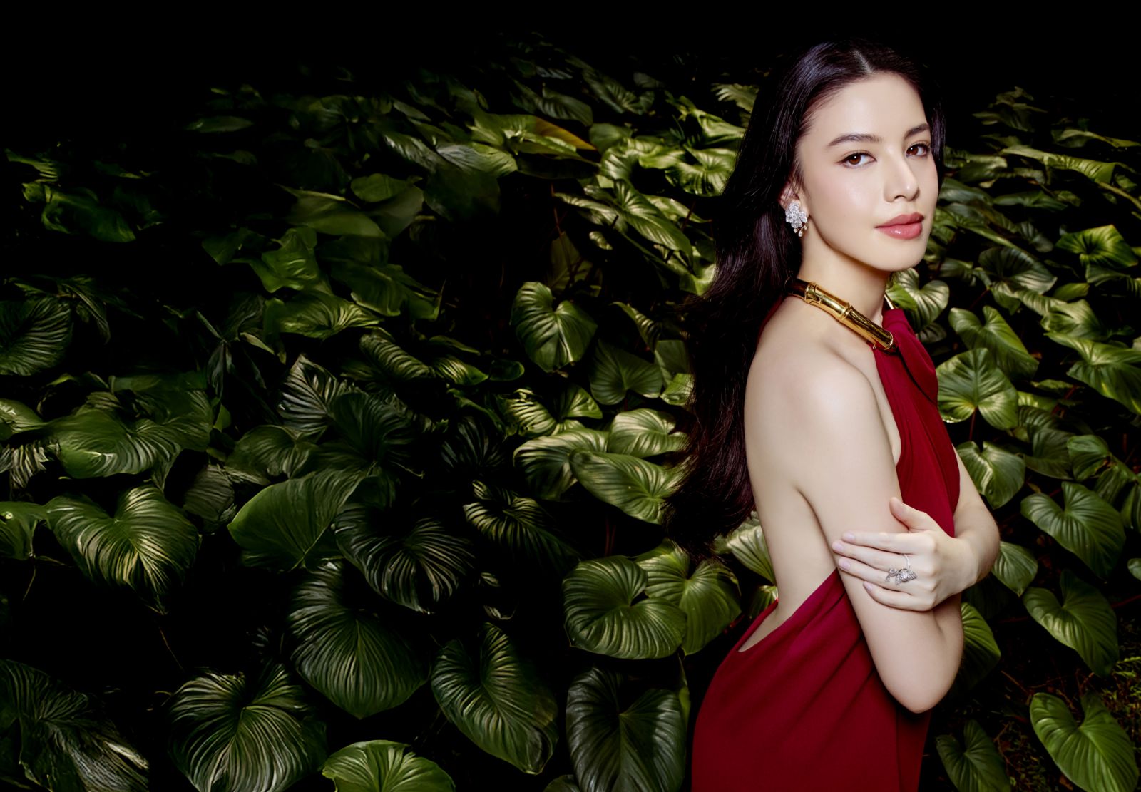 แคท ซอนญ่า สิงหะ ในเครื่องแต่งกาย Gucci; สร้อย ต่างหู และแหวนจากคอลเล็กชั่นเครื่องประดับชั้นสูง ‘Amour Éternal’ จาก Sirivannavari x Beauty Gems (ภาพ: Termsit Siriphanich, สถานที่ Sindhorn Kempinski Hotel Bangkok)