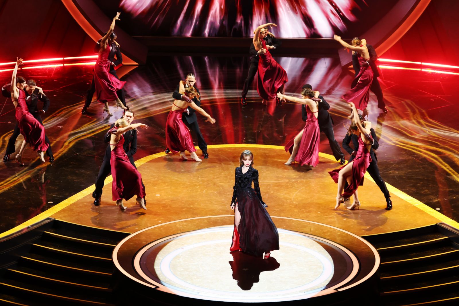 ลิซ่า ลลิษา มโนบาล บนเวทีประกาศผลรางวัลออสการ์ครั้งที่ 97 เพื่อขับร้องเพลง ‘Live and Let Die’ (จากภาพยนตร์แฟรนไชส์ James Bond ในปี 1973) ณ โรงละครดอลบี้ ในฮอลลีวูด รัฐแคลิฟอร์เนีย เมื่อวันที่ 2 มีนาคมที่ผ่านมา (ภาพ: Rich Polk / Getty Images)