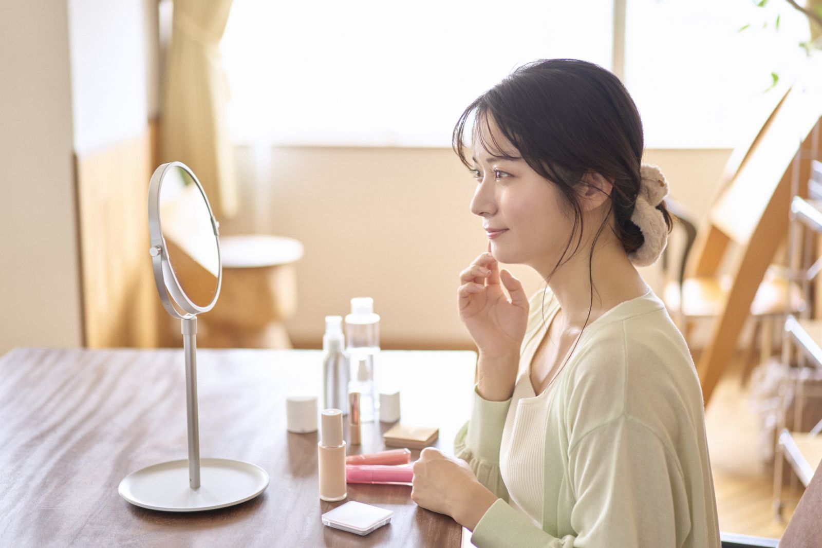 A Japanese woman in her 20s getting ready at home in the morning
