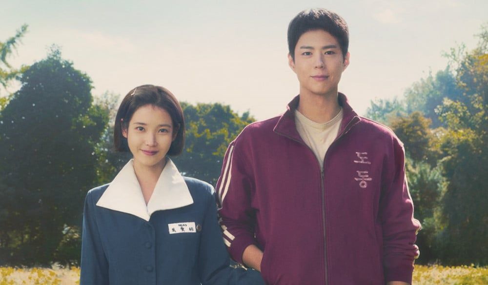 ‘When Life Gives You Tangerines’ การพบกันครั้งแรกในผลงานซีรีส์ของสองนักแสดงขวัญใจผู้ชม IU ในบท ‘สาววรรณกรรม’ หัวรั้น ผู้ปรารถนาจะเป็นกวี และ Park Bo-gum ในบท ‘เหล็กกล้า’ ผู้แน่วแน่มั่นคงในรักเดียวตั้งแต่อายุ 10 ขวบ (ภาพ: Netflix Korea)