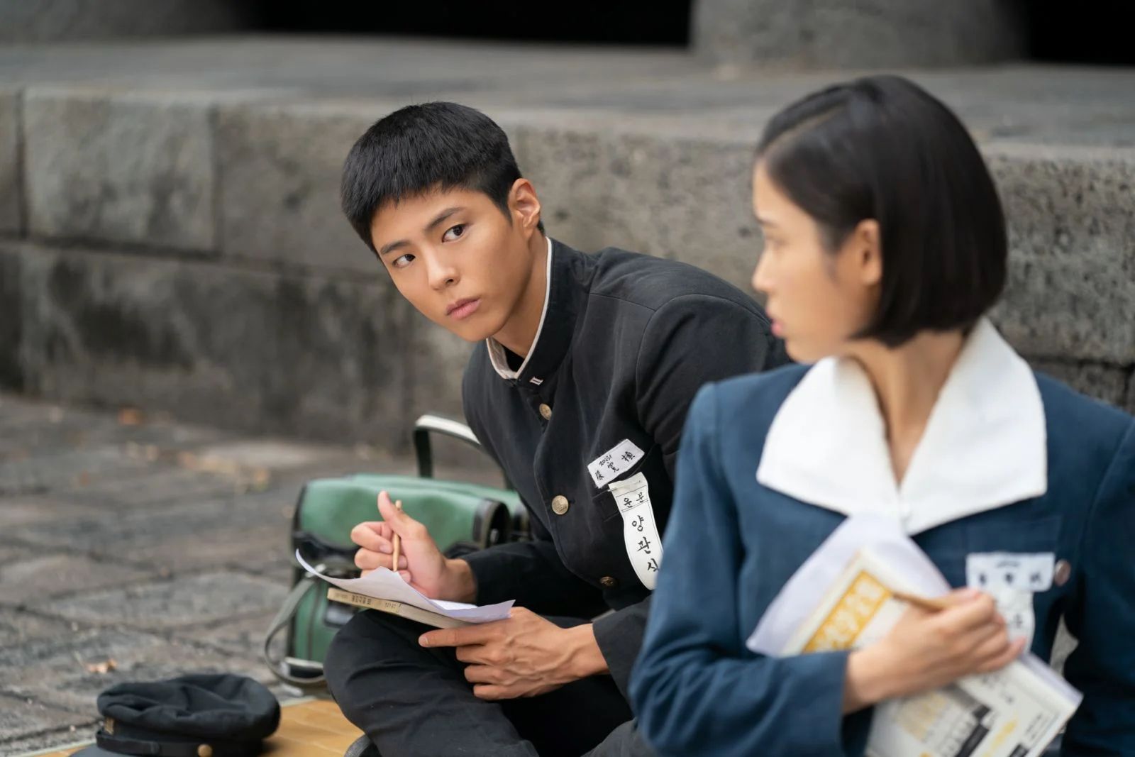 Park Bo-gum ผู้รับบทกวานชิก ‘เสาเหล็ก’ ของแอซุน ในวัยหนุ่ม ผู้มีสายตาจับจ้องอยู่แต่กับแอซุนมาตั้งแต่เด็กๆ “หัวใจของเขา (กวานชิก) เคลื่อนไปตามเข็มทิศของแอซุน เขาเปรียบเหมือนชาวสวนแสนโรแมนติกที่พร้อมจะปลูกดอกไม้แสนงดงามเพื่อเธอ” Park Bo-gum เปิดเผยถึงการรับบทกวานชิก ในงานแถลงข่าวแนะนำซีรีส์ ‘When Life Gives You Tangerines’ (ภาพ: Netflix Korea)