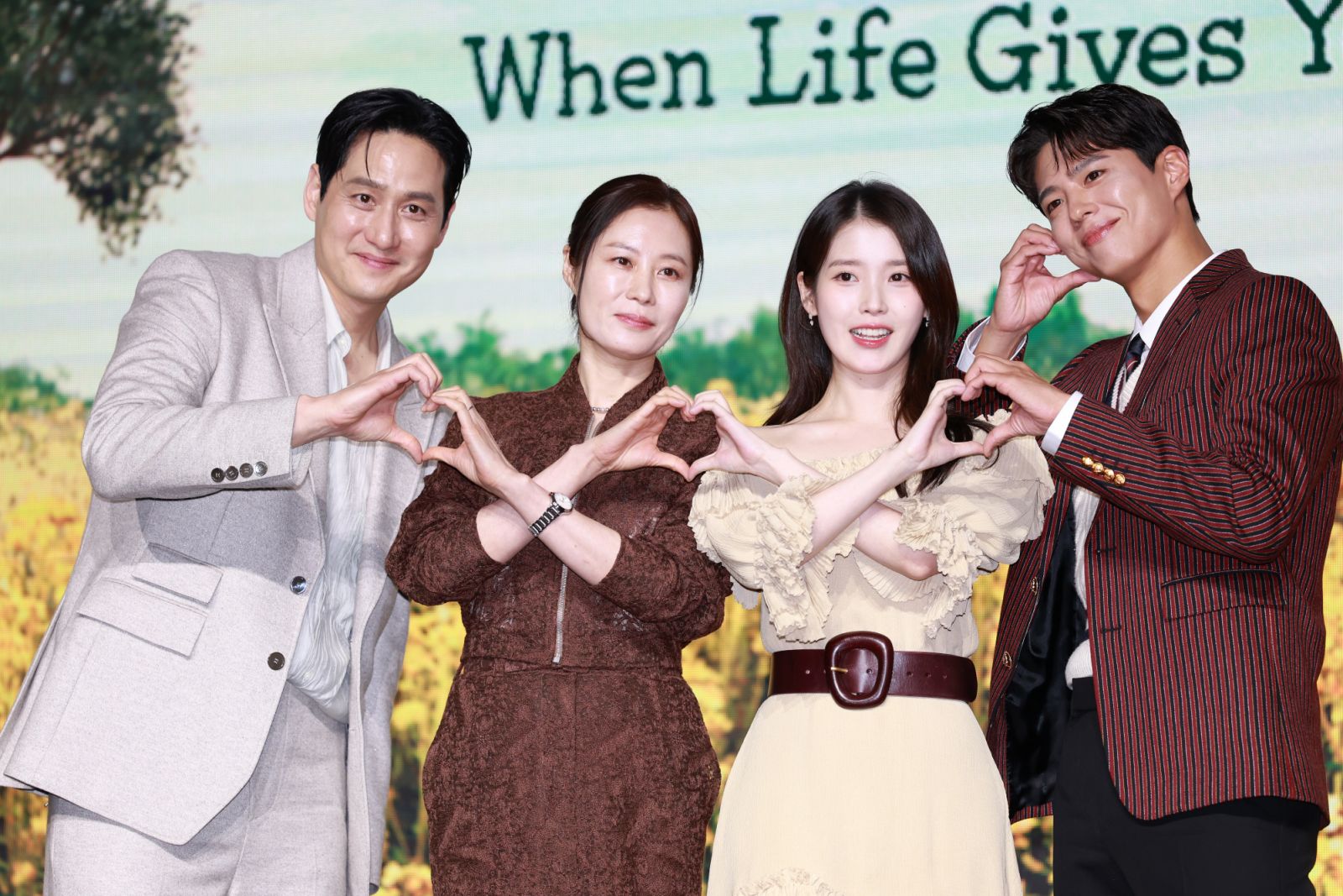 Park Hae-joon, Moon So-ri (กวานชิกและแอซุนในวัยผู้ใหญ่), IU, Park Bo-gum (กวานชิกและแอซุนในวัยหนุ่มสาว) ในงานแถลงข่าวซีรีส์ ‘When Life Gives You Tangerines’ ของ Netflix ที่ Conrad Seoul ในย่านยองดึงโพกู ของกรุงโซล เกาหลีใต้ เมื่อวันที่ 5 มีนาคม 2025 (ภาพ: iMBC/Imazins via Getty Images)