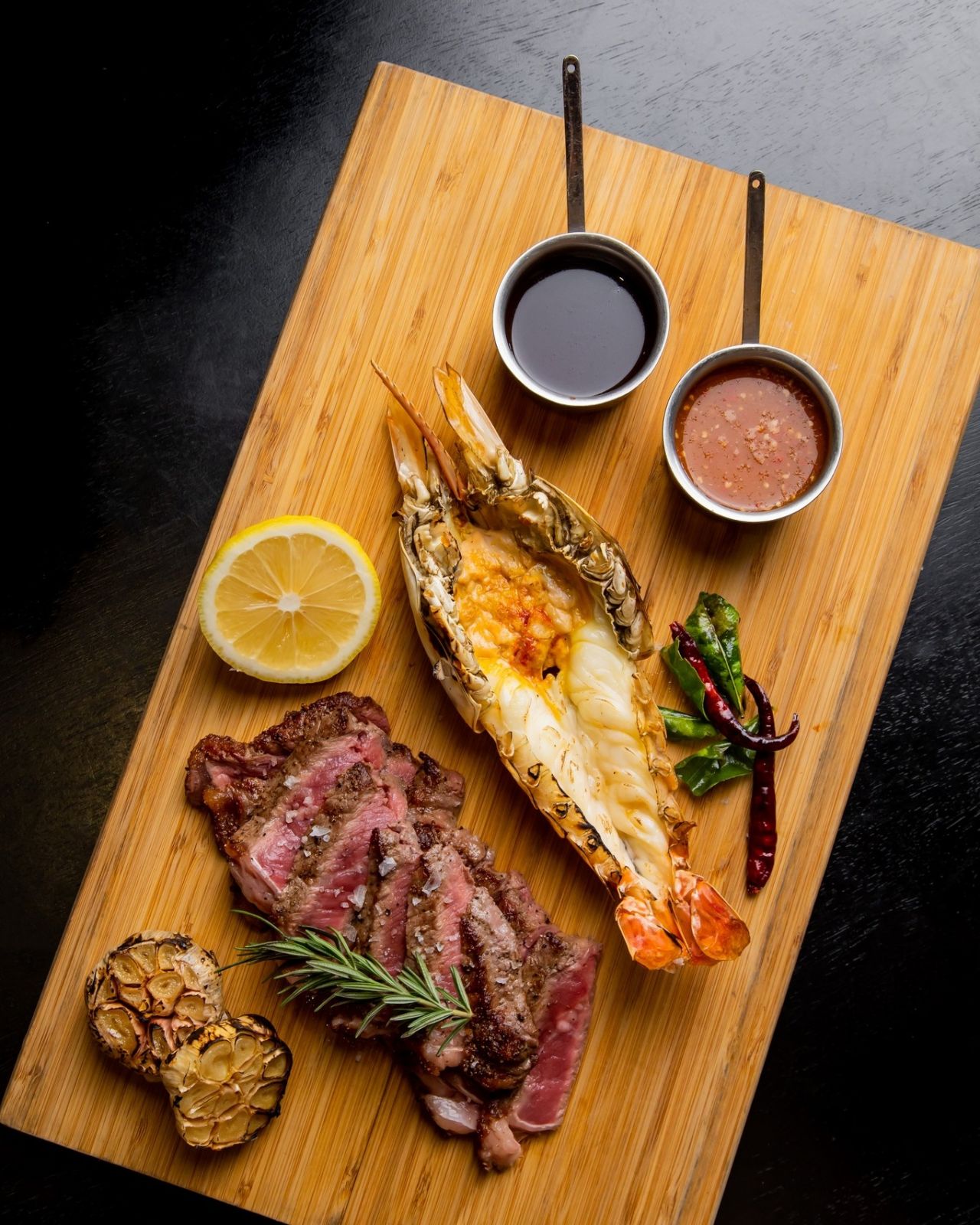 เมนู Surf & Turf สุดพิเศษที่รวบรวมทั้งกุ้งแม่น้ำ และเนื้อวากิวชั้นเยี่ยมไว้ในจานเดียว ที่ Sala Rattanakosin Eatery and Bar (ภาพ: Sala Rattanakosin Bangkok)