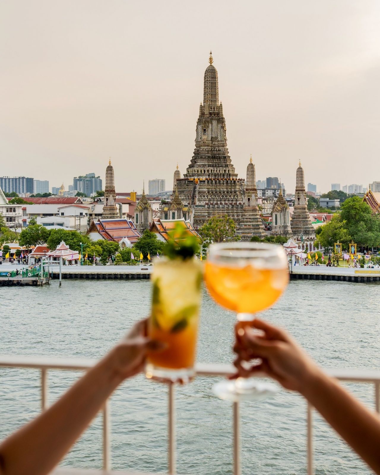บาร์และโซนรับประทานอาหารเอาท์ดอร์ พร้อมวิวแม่น้ำเจ้าพระยา และวัดอรุณของ Sala Rattanakosin Eatery and Bar (ภาพ: Sala Rattanakosin Bangkok)