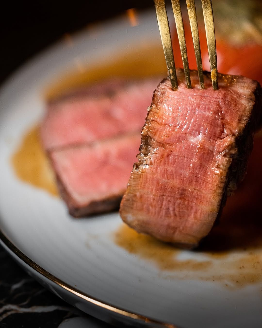 สเต๊กเนื้อสุดหรูที่ย่างด้วยเทคนิค Josper Grill ซิกเนเจอร์ของ The Crystal Grill House สเต๊กเฮาส์สุดหรูริมแม่น้ำเจ้าพระยา (ภาพ: Instagram /
@thecrystalgrillhouse)