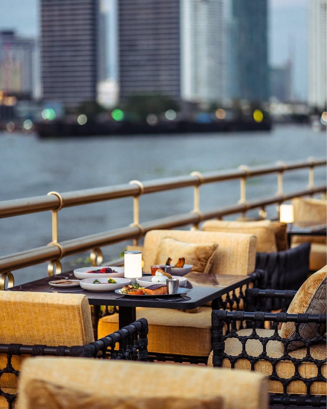 บรรยากาศสุดชิลริมแม่น้ำเจ้าพระยาของ The Crystal Grill House สเต๊กเฮาส์สุดหรูที่ไอคอนสยาม (ภาพ: Instagram /
@thecrystalgrillhouse)