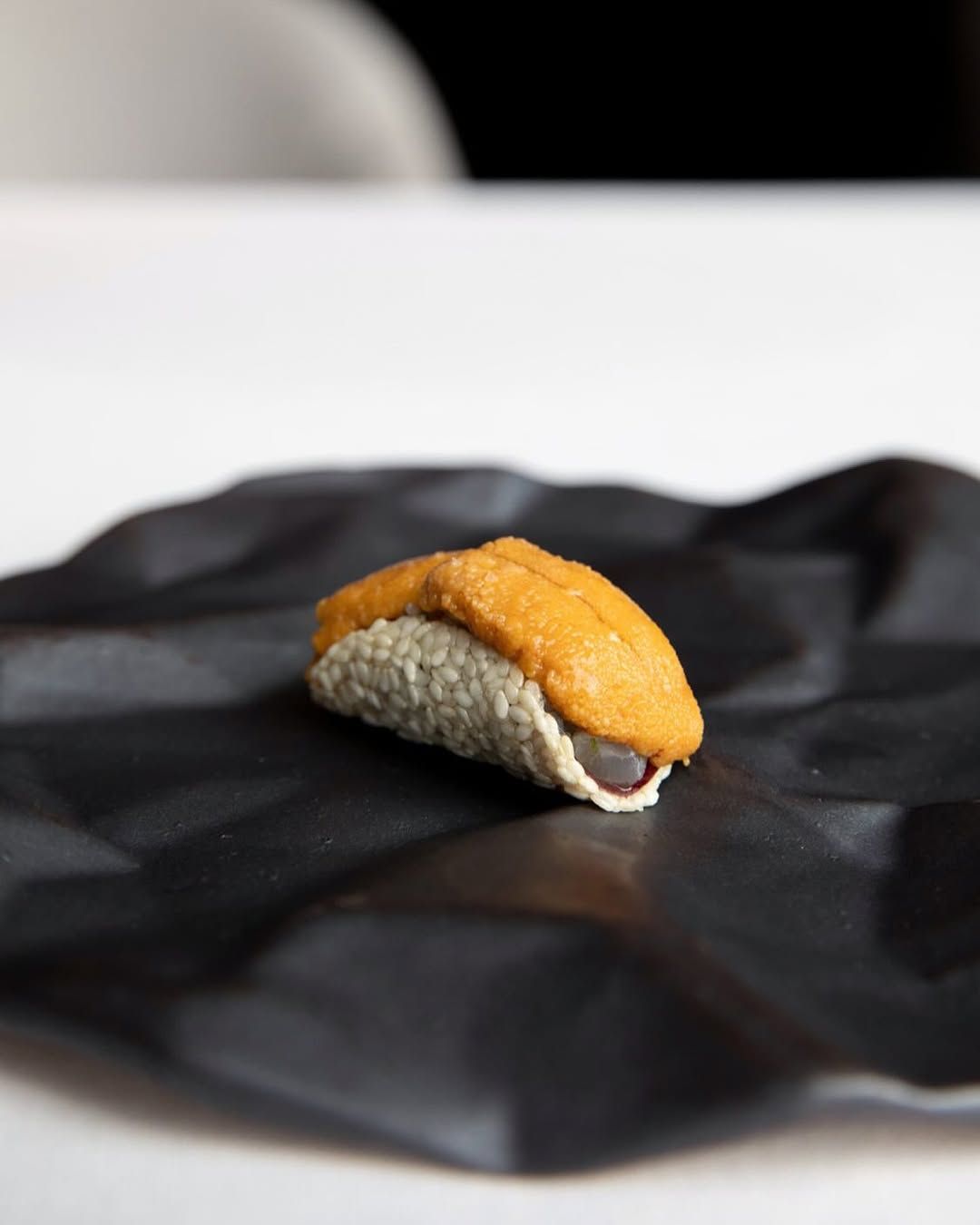 Murasaki sea urchin เสิร์ฟคู่กับทาร์ทาร์ปลากะพงเนื้อสัมผัสละเอียด พร้อมกับรสเค็มจากชิโสะดองสีแดงและงาขาว เพิ่มมิติความลึกและอูมามิในทุกคำ โดย Côte by Mauro Colagreco (ภาพ: Instgram / @cote.bangkok)
