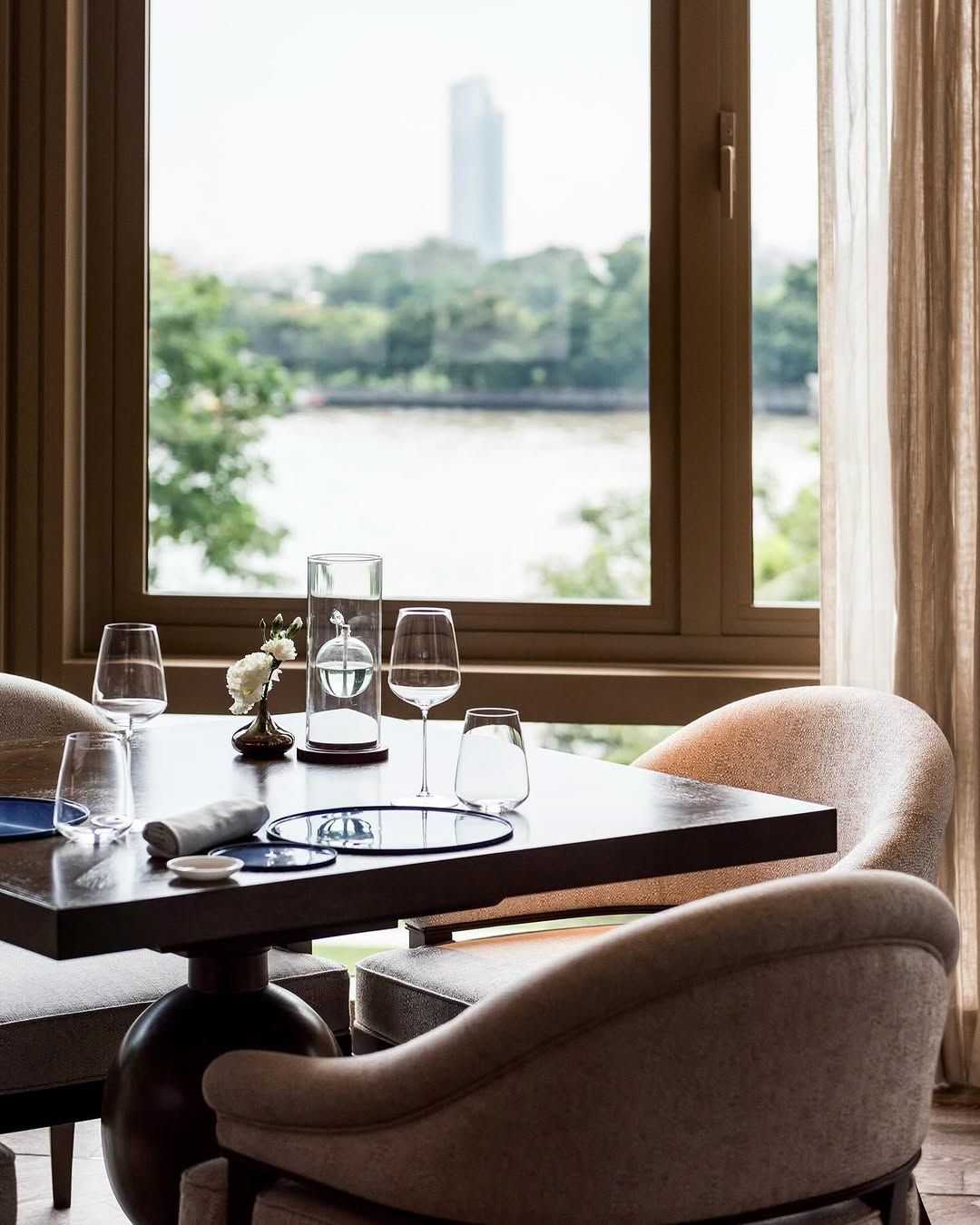 ดื่มด่ำกับมื้ออาหารสุดหรูที่ Côte by Mauro Colagreco พร้อมบรรยากาศสุดสวยงามของแม่น้ำเจ้าพระยา (ภาพ: Instgram / @cote.bangkok)
