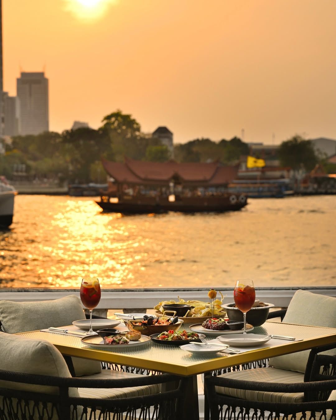 บรรยากาศแสนสบายยามเย็นที่ Ciao Terrazza ร้านอาหารอิตาเลี่ยนพร้อมวิวแม่น้ำเจ้าพระยาที่ Mandarin Oriental Bangkok (ภาพ: Instagram / @mo_bangkok)
