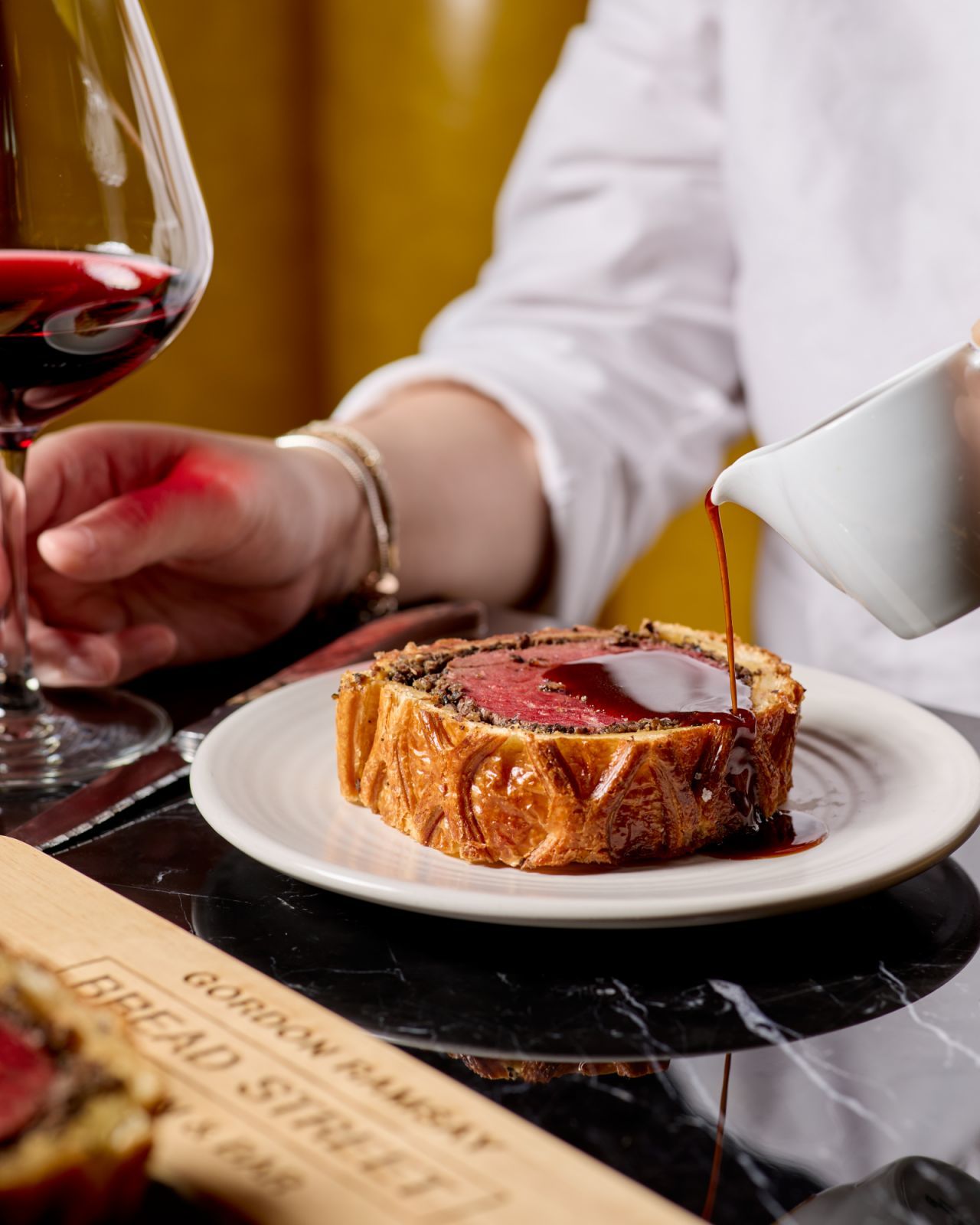 Beef Wellington ซิกเนเจอร์ของเชฟ Gordon Ramsay เมนูเด่นประจำร้าน Bread Street Kitchen & Bar (ภาพ: Bread Street Kitchen & Bar Thailand)