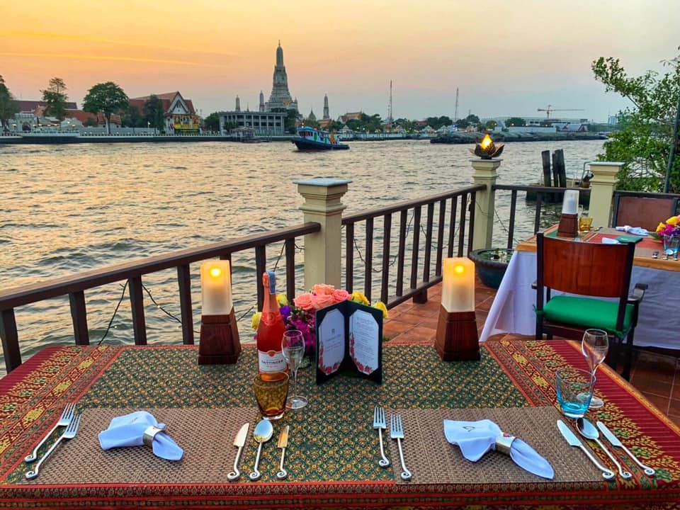 บรรยากาศริมแม่น้ำเจ้าพระยา พร้อมวิวที่สวยงามของวัดอรุณยามพระอาทิตย์ตกที่ร้านอาหารภายใน Chakrabongse Villas (ภาพ: Facebook.com / @chakrabongseprivatedining)