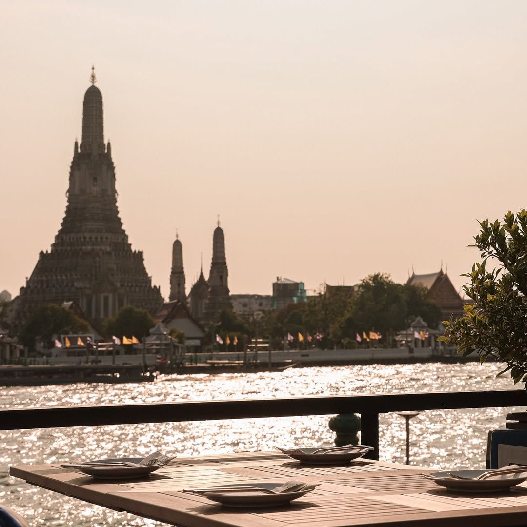 บรรยากาศสุดชิลยามเย็นบริเวณโซนเอาท์ดอร์ของร้านโรงรส พร้อมวิวแม่น้ำเจ้าพระยาที่สะท้อนแสงแดดระยิบระยับ (ภาพ: Instagram / @rongros_bkk)